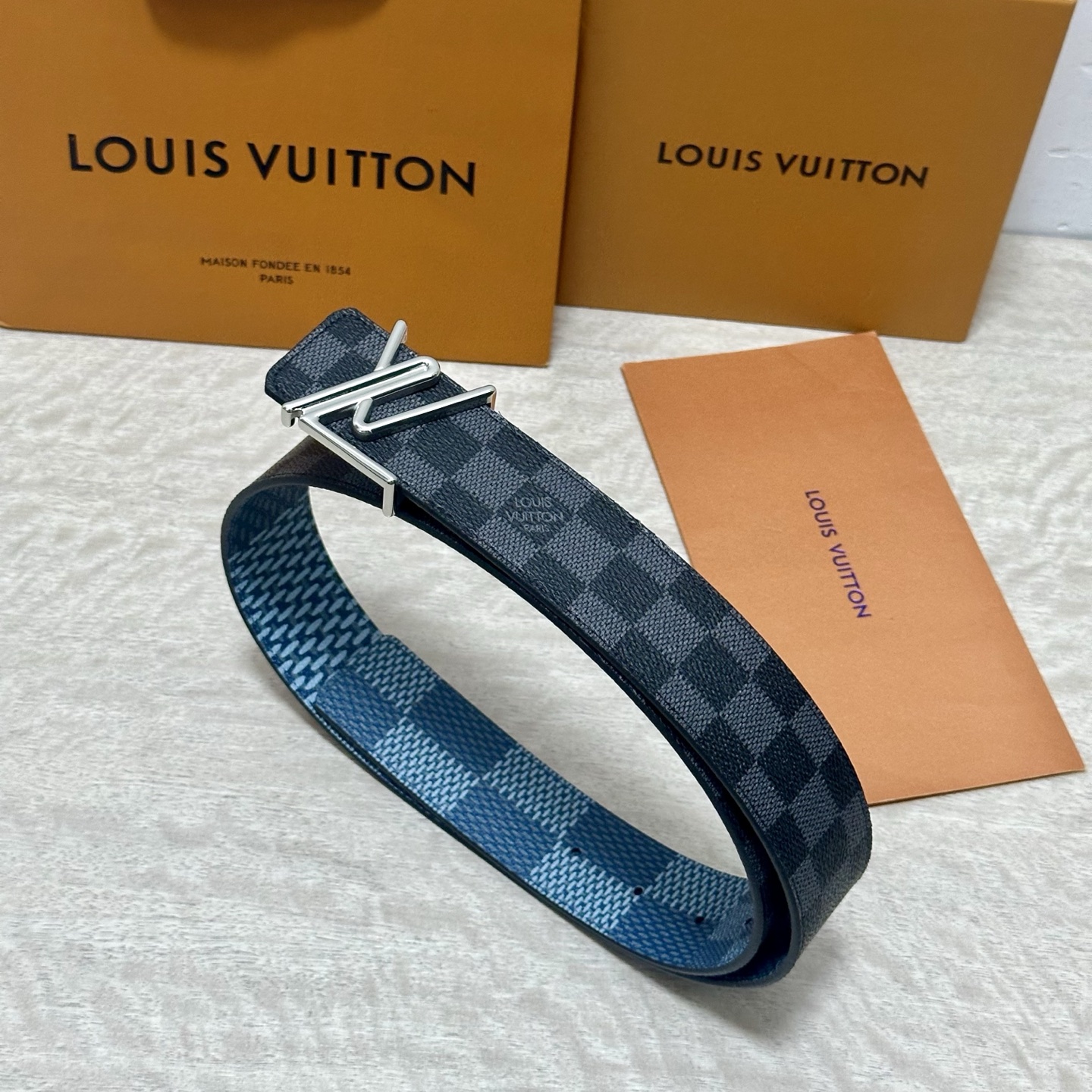 LV 宽4.0cm 双面腰带将两式经典融于一处。Monogram 印花瞩目放大，与焕新 Monogram