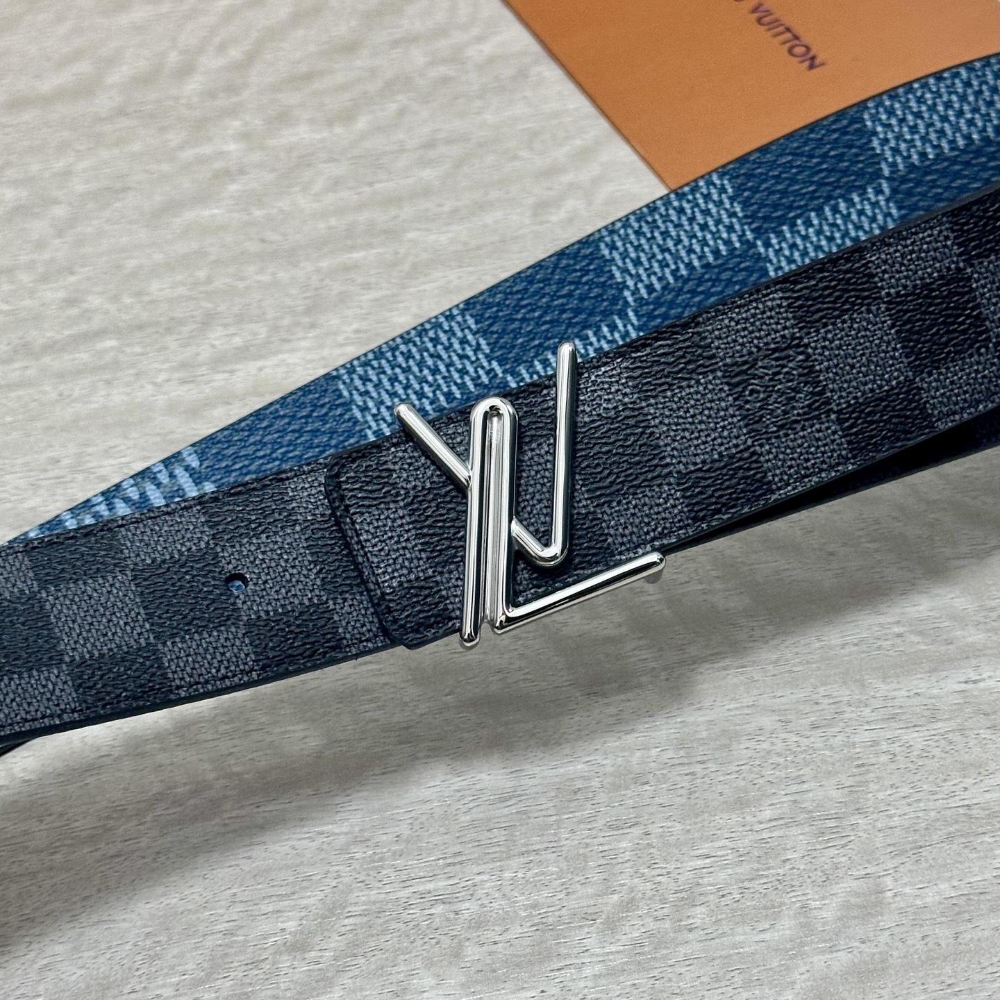 LV 宽4.0cm 双面腰带将两式经典融于一处。Monogram 印花瞩目放大，与焕新 Monogram