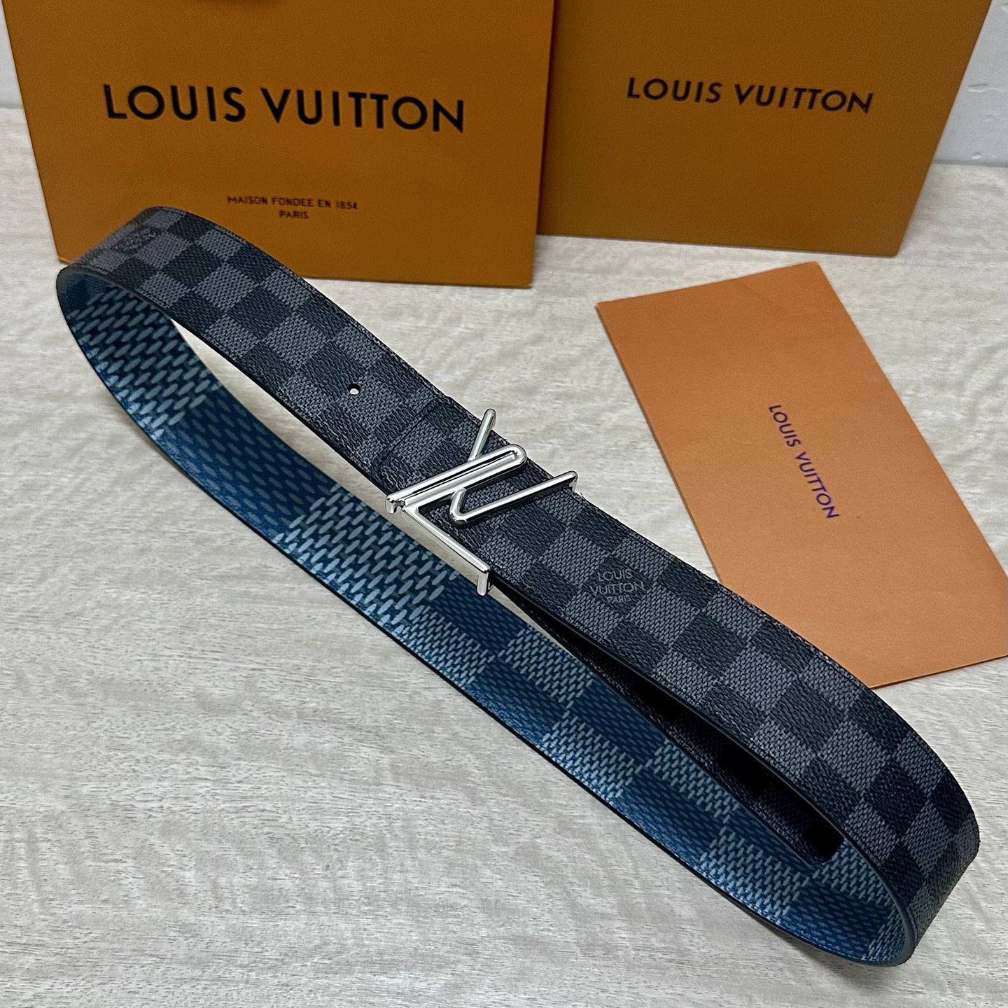 LV 宽4.0cm 双面腰带将两式经典融于一处。Monogram 印花瞩目放大，与焕新 Monogram