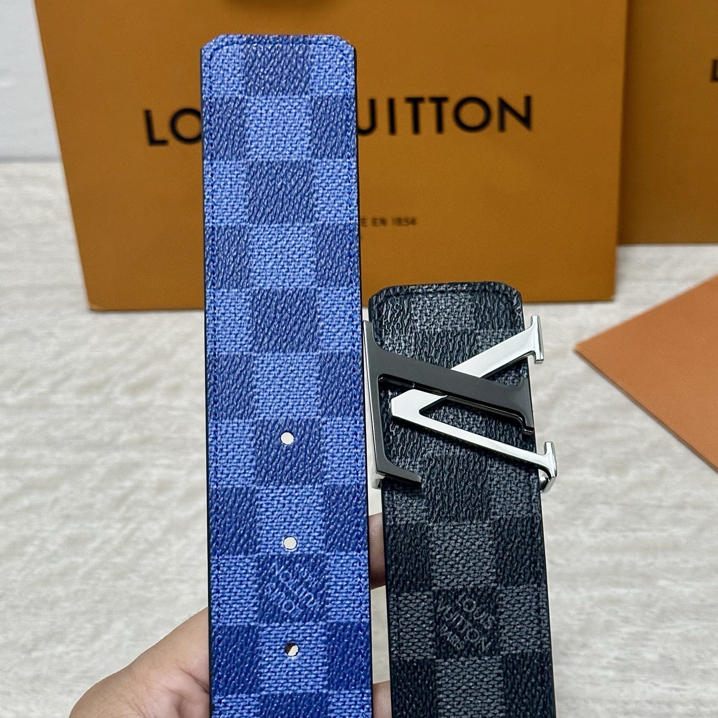 LV 宽4.0cm 双面腰带将两式经典融于一处。Monogram 印花瞩目放大，与焕新 Monogram
