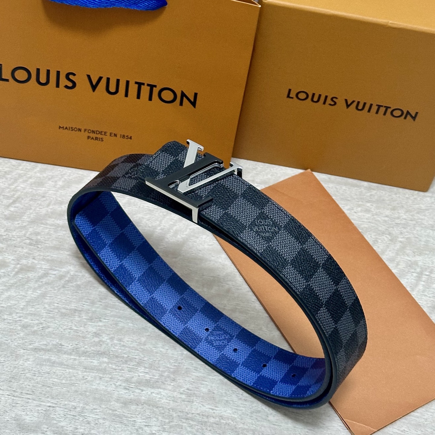 LV 宽4.0cm 双面腰带将两式经典融于一处。Monogram 印花瞩目放大，与焕新 Monogram