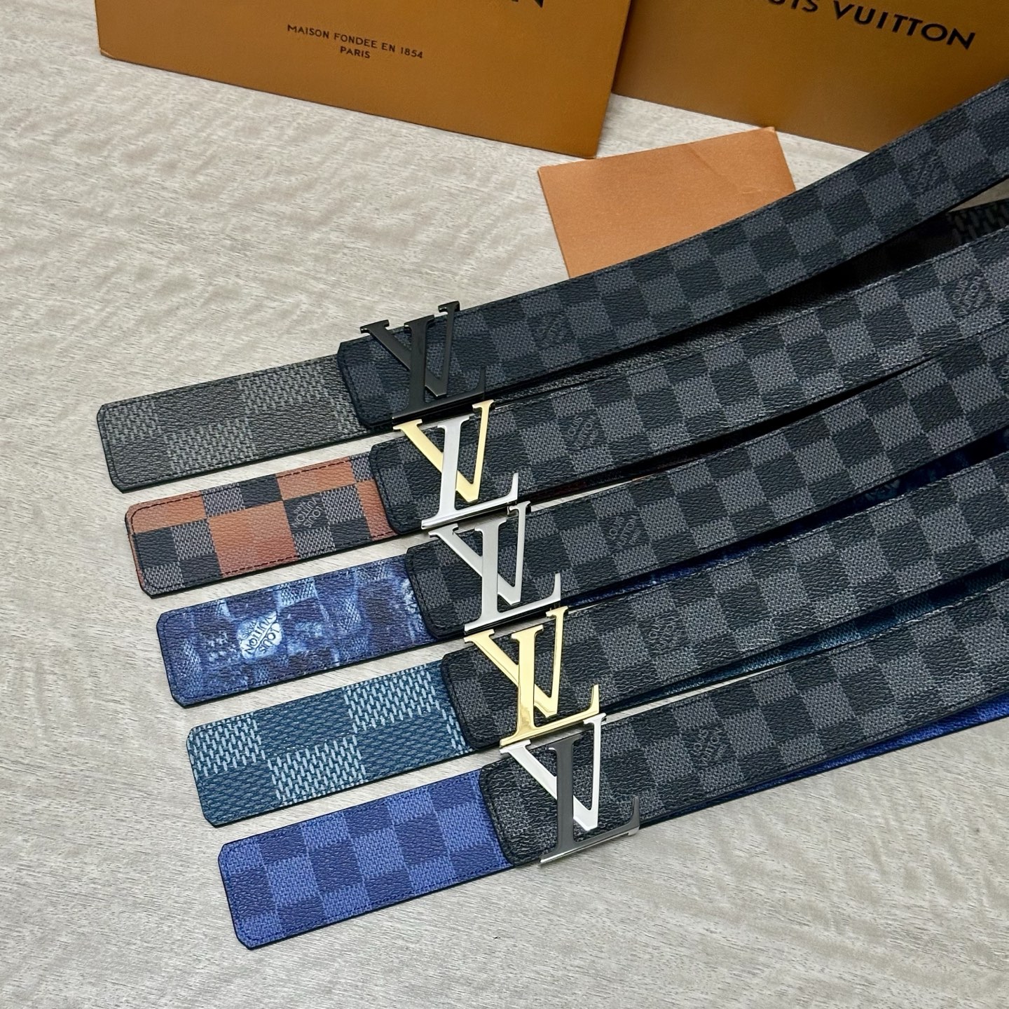 LV 宽4.0cm 双面腰带将两式经典融于一处。Monogram 印花瞩目放大，与焕新 Monogram