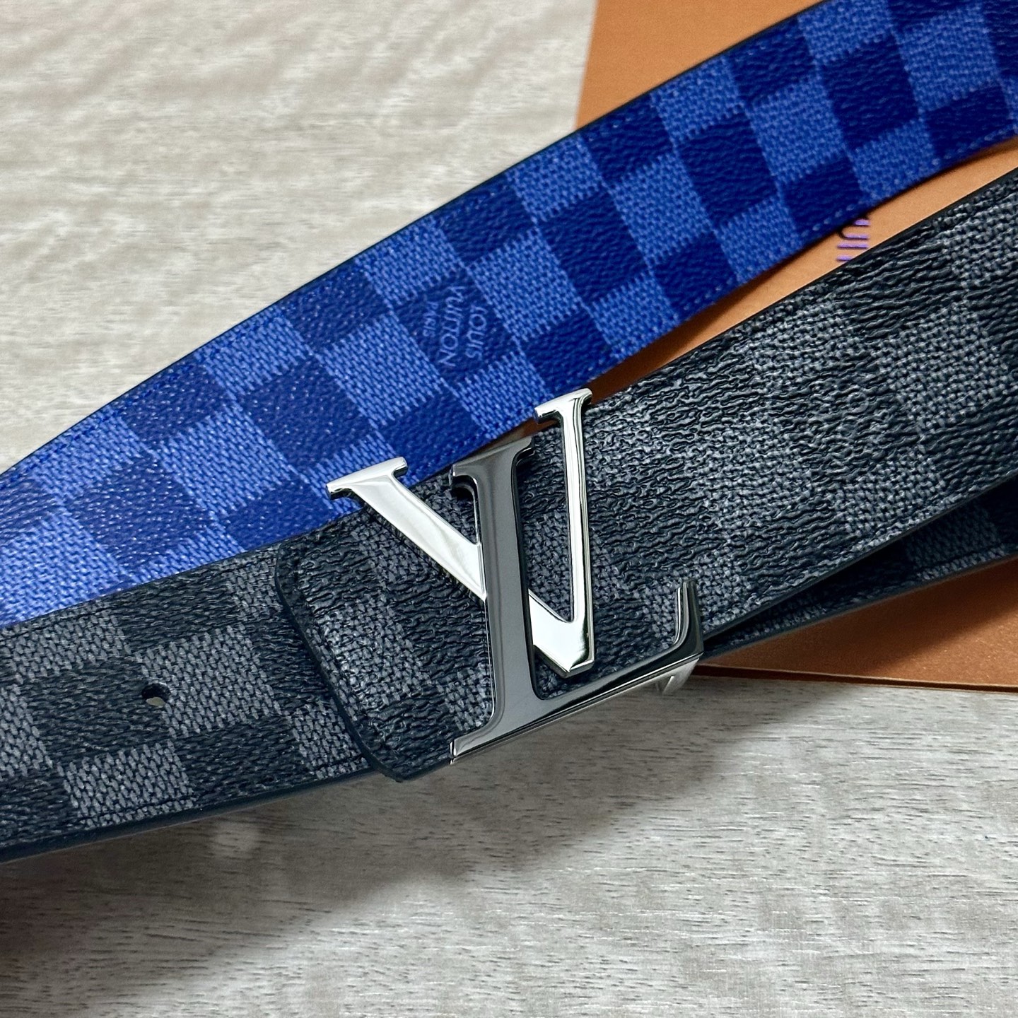 LV 宽4.0cm 双面腰带将两式经典融于一处。Monogram 印花瞩目放大，与焕新 Monogram
