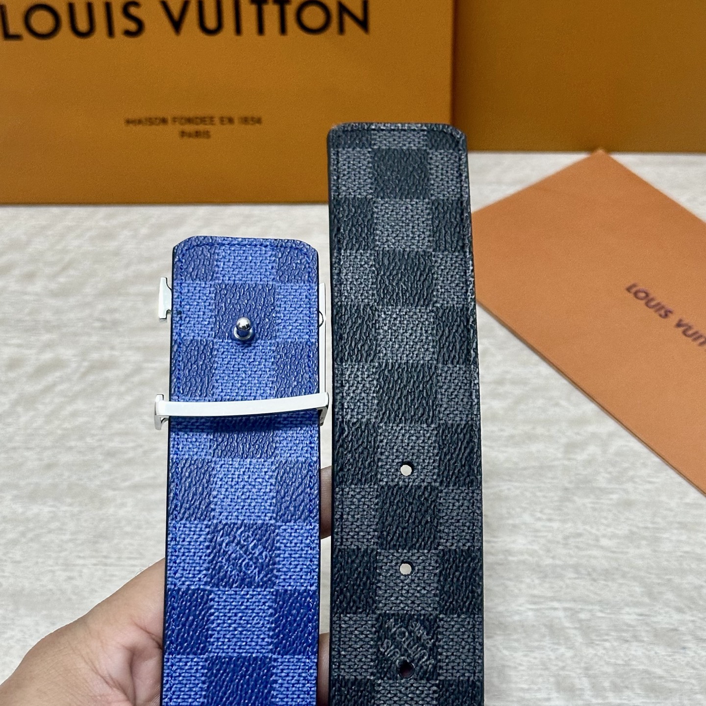 LV 宽4.0cm 双面腰带将两式经典融于一处。Monogram 印花瞩目放大，与焕新 Monogram