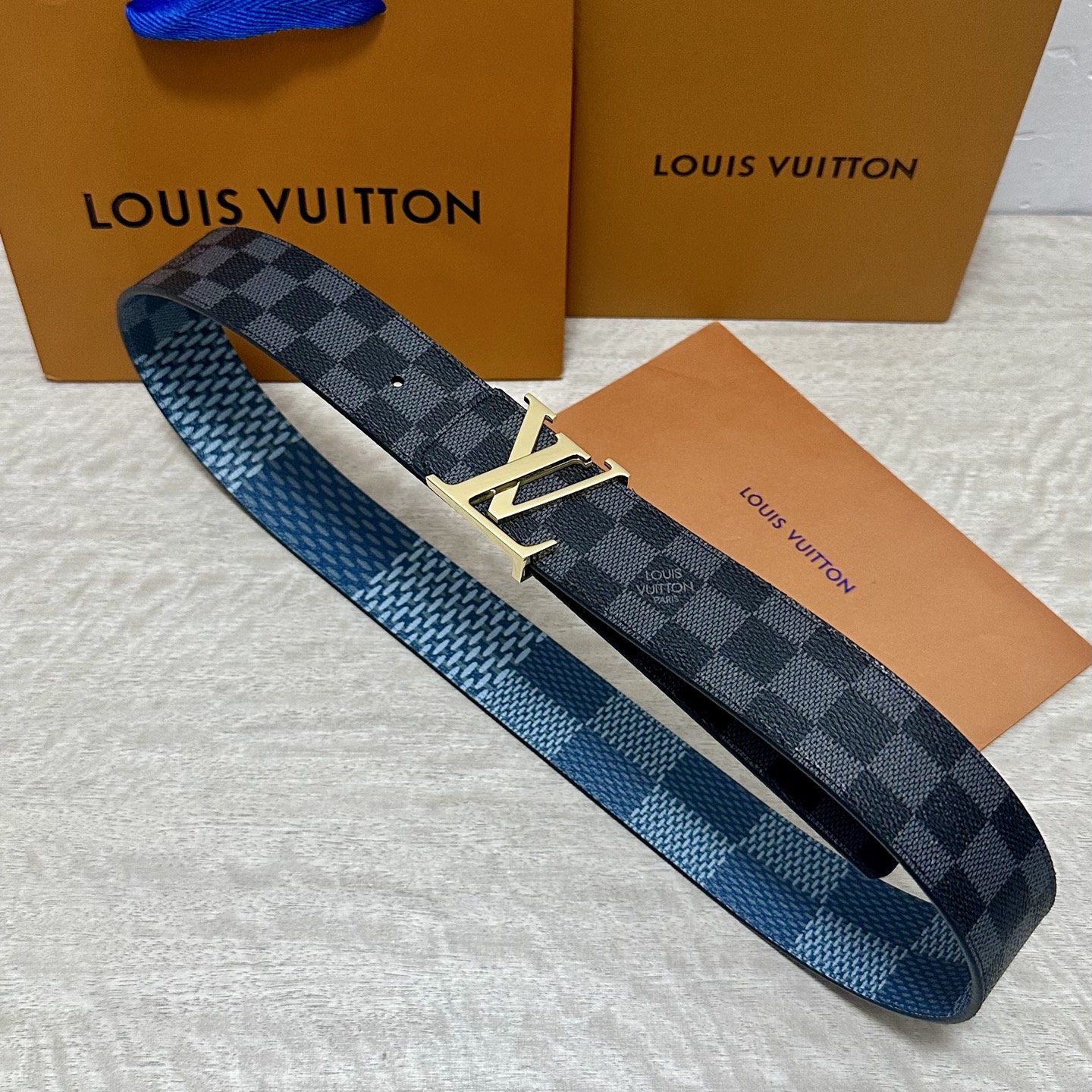 LV 宽4.0cm 双面腰带将两式经典融于一处。Monogram 印花瞩目放大，与焕新 Monogram