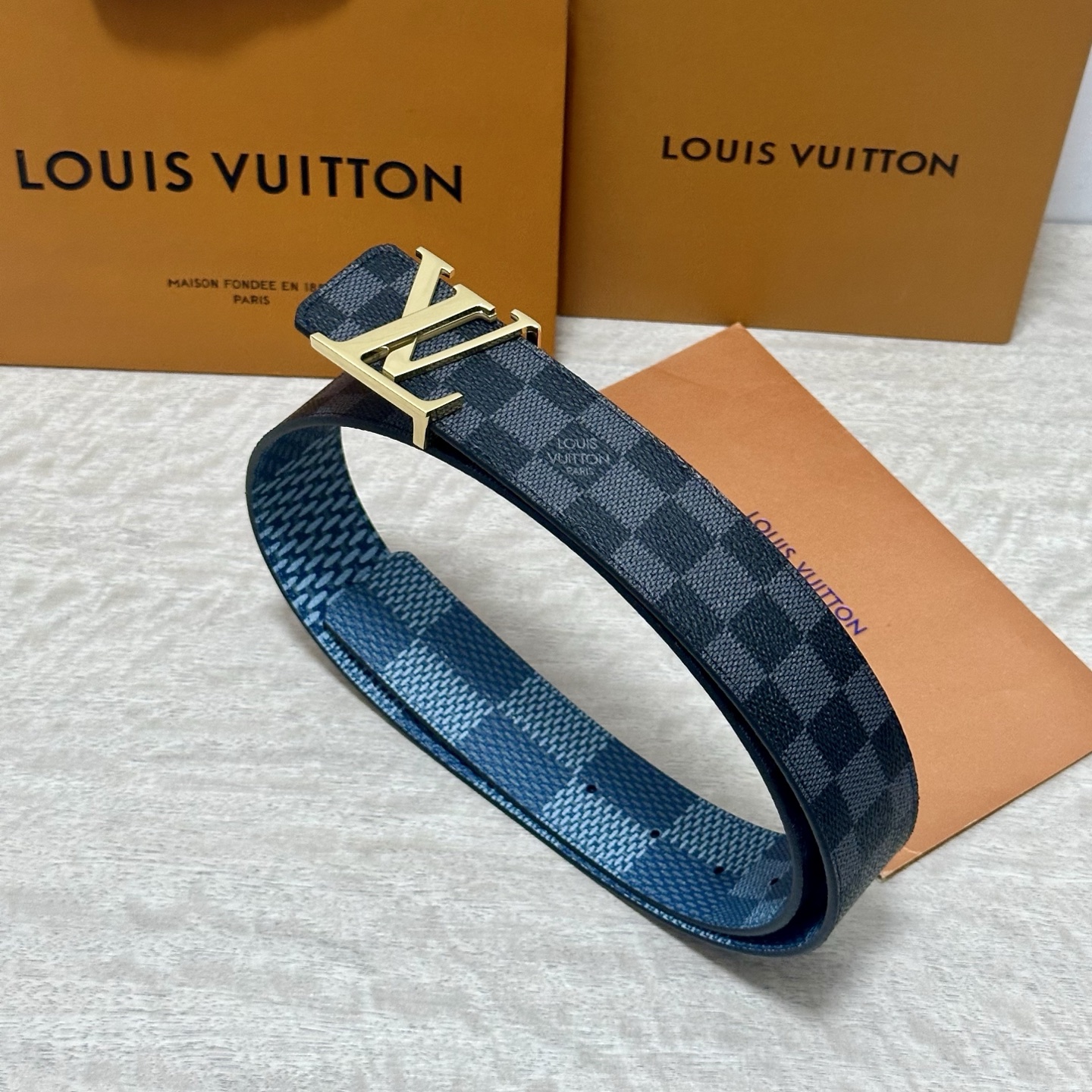 LV 宽4.0cm 双面腰带将两式经典融于一处。Monogram 印花瞩目放大，与焕新 Monogram