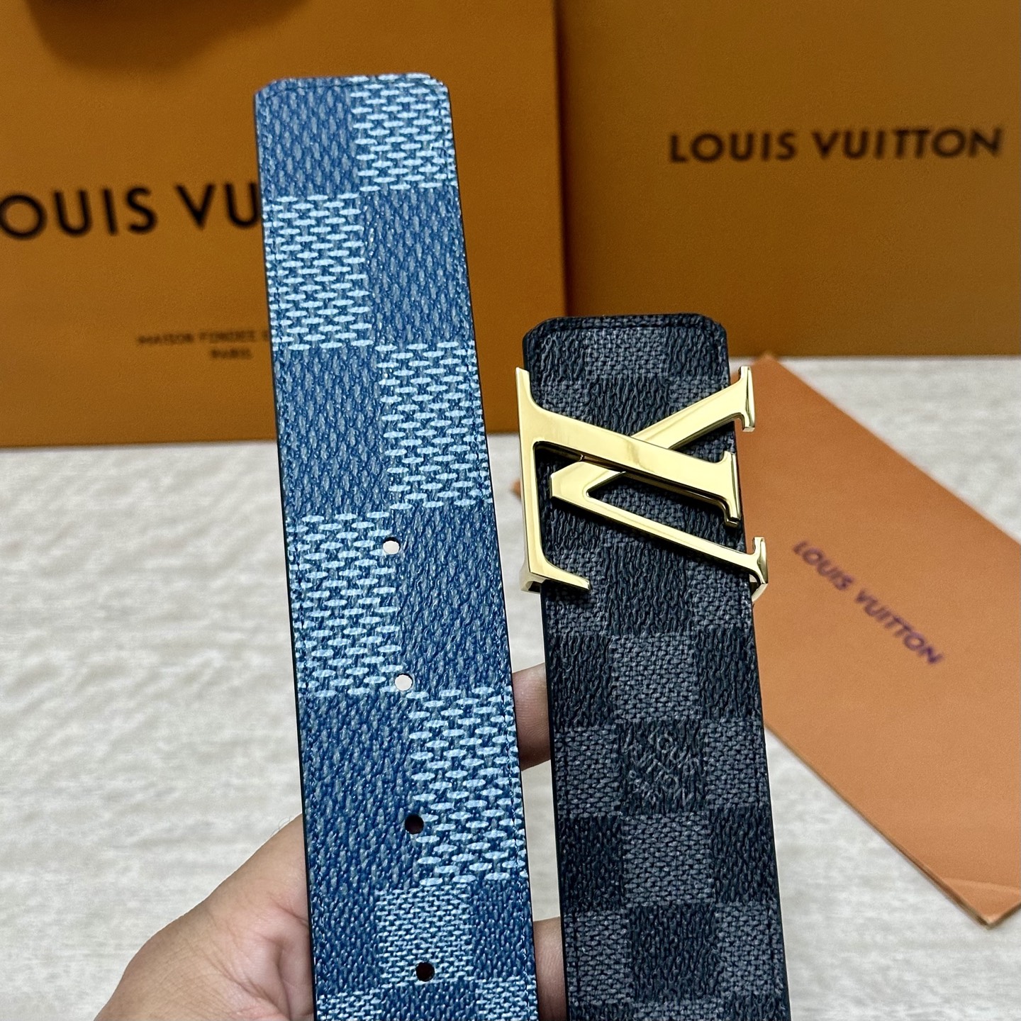 LV 宽4.0cm 双面腰带将两式经典融于一处。Monogram 印花瞩目放大，与焕新 Monogram