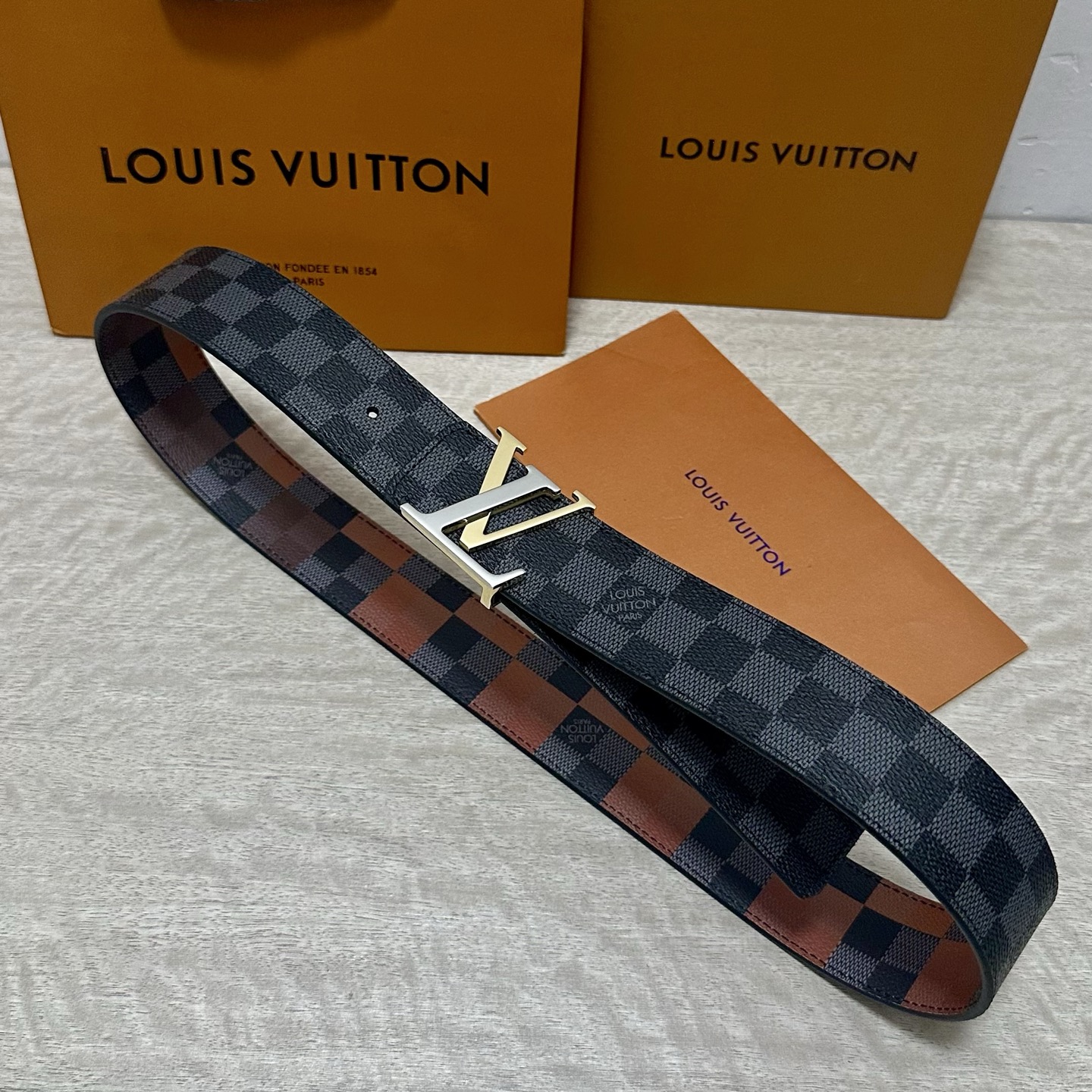 LV 宽4.0cm 双面腰带将两式经典融于一处。Monogram 印花瞩目放大，与焕新 Monogram