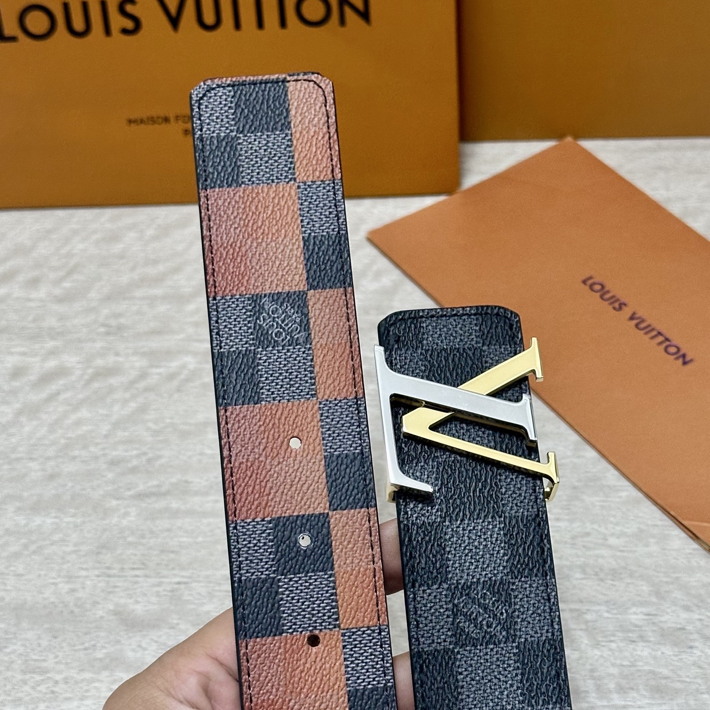 LV 宽4.0cm 双面腰带将两式经典融于一处。Monogram 印花瞩目放大，与焕新 Monogram