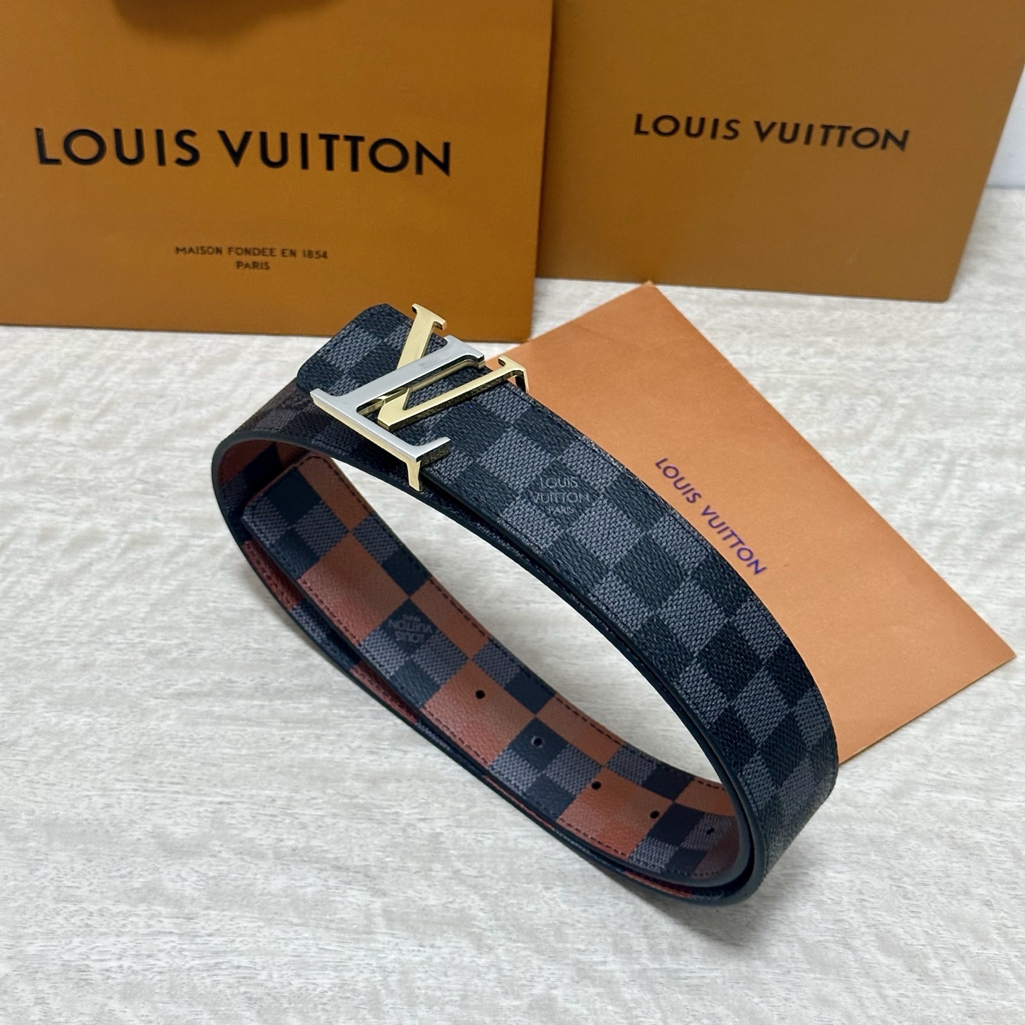 LV 宽4.0cm 双面腰带将两式经典融于一处。Monogram 印花瞩目放大，与焕新 Monogram