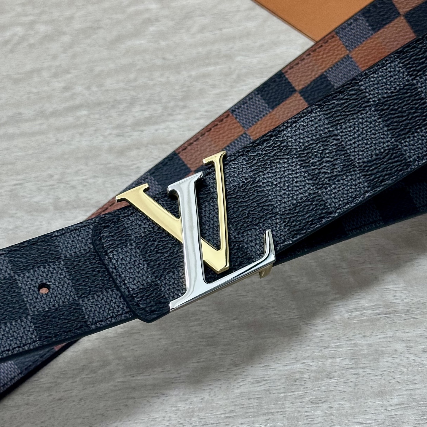 LV 宽4.0cm 双面腰带将两式经典融于一处。Monogram 印花瞩目放大，与焕新 Monogram