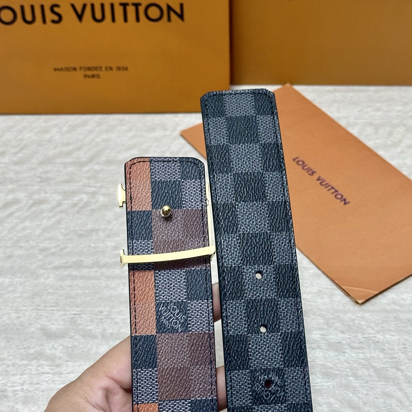 LV 宽4.0cm 双面腰带将两式经典融于一处。Monogram 印花瞩目放大，与焕新 Monogram