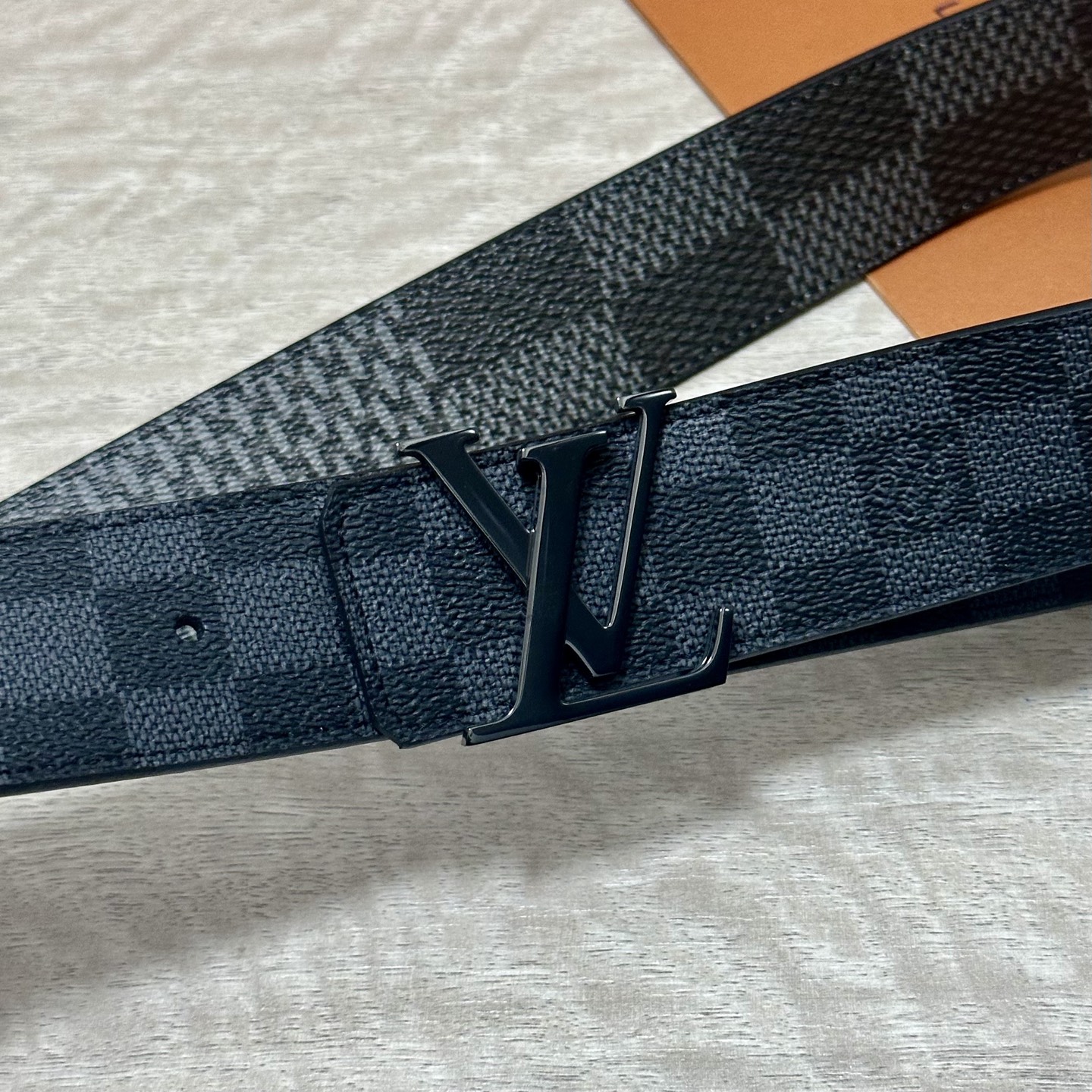 LV 宽4.0cm 双面腰带将两式经典融于一处。Monogram 印花瞩目放大，与焕新 Monogram