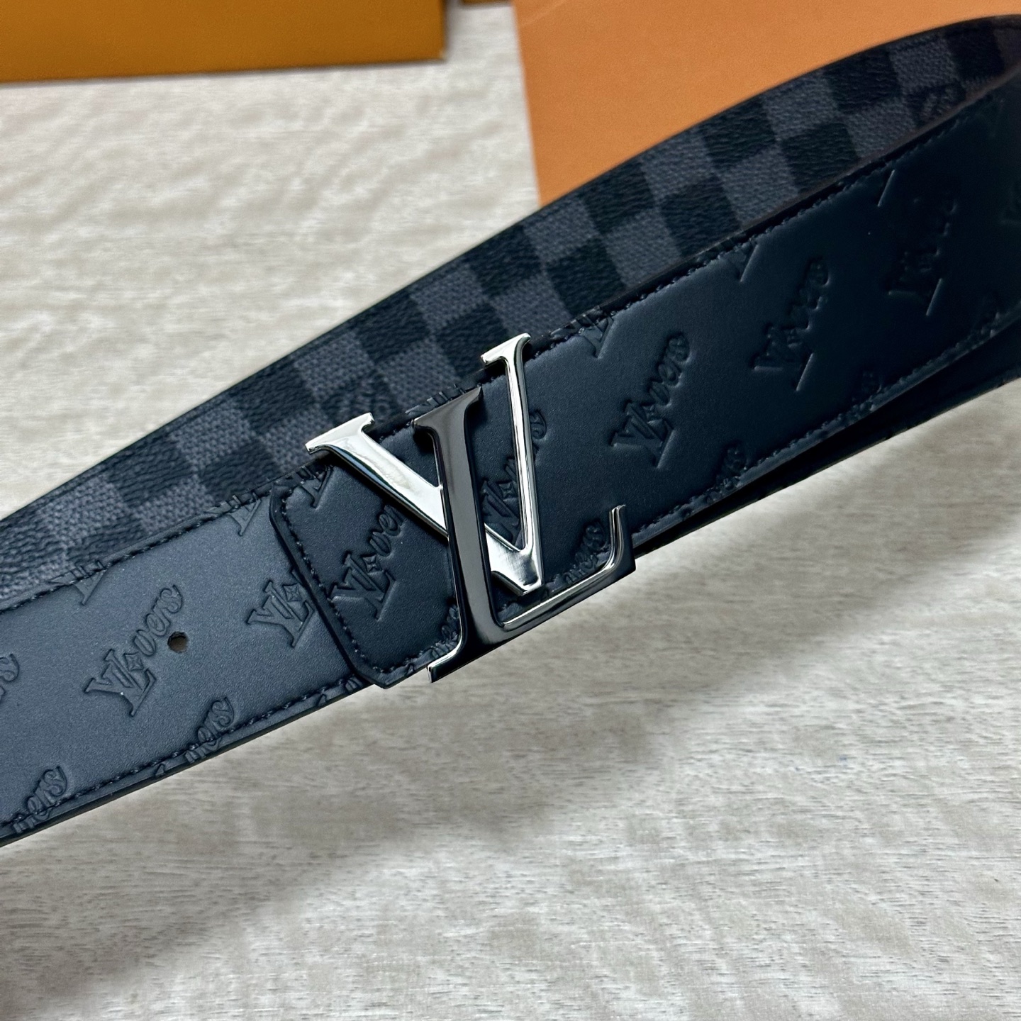 P LV.路易威登 宽40MM双面原版小牛皮 搭配单钌钯电镀扣 完美的手感.油边 出众的设计.风格 高贵