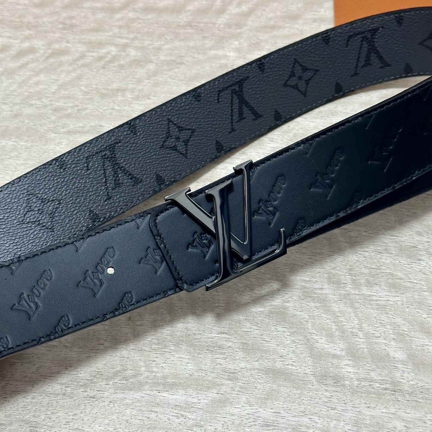 P LV.路易威登 宽40MM双面原版小牛皮 搭配单钌钯电镀扣 完美的手感.油边 出众的设计.风格 高贵