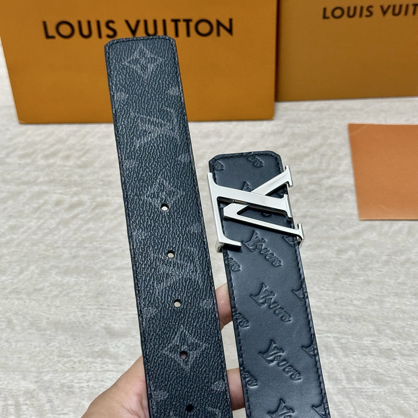 P LV.路易威登 宽40MM双面原版小牛皮 搭配单钌钯电镀扣 完美的手感.油边 出众的设计.风格 高贵