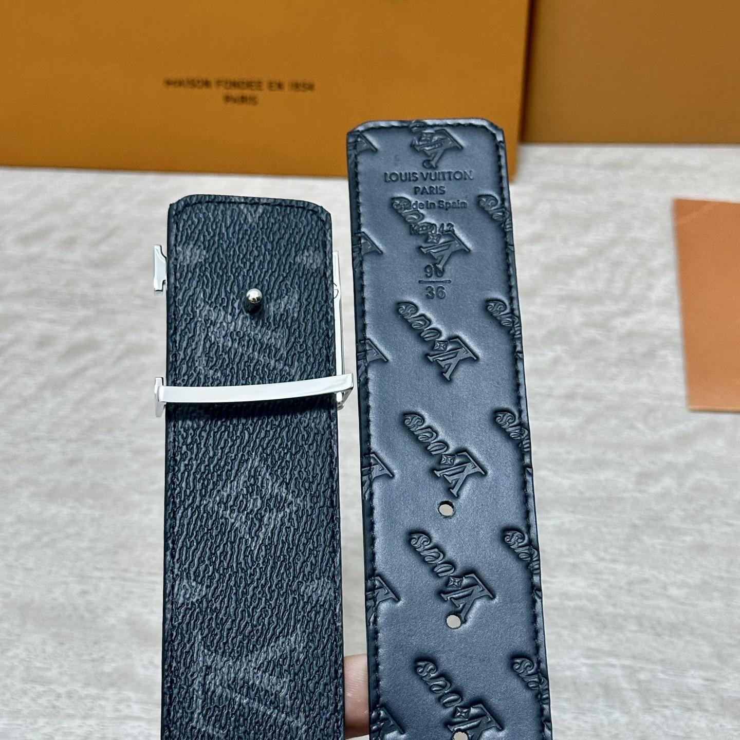 P LV.路易威登 宽40MM双面原版小牛皮 搭配单钌钯电镀扣 完美的手感.油边 出众的设计.风格 高贵