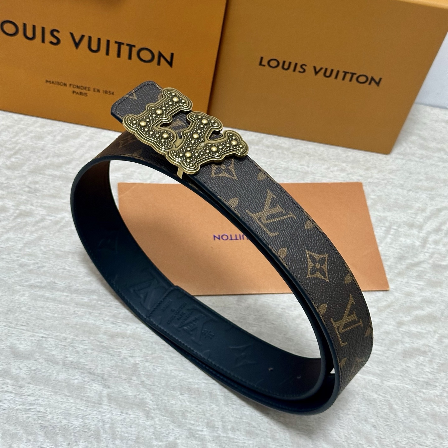 P LV.路易威登 宽40MM双面原版小牛皮 搭配单钌钯电镀扣 完美的手感.油边 出众的设计.风格 高贵