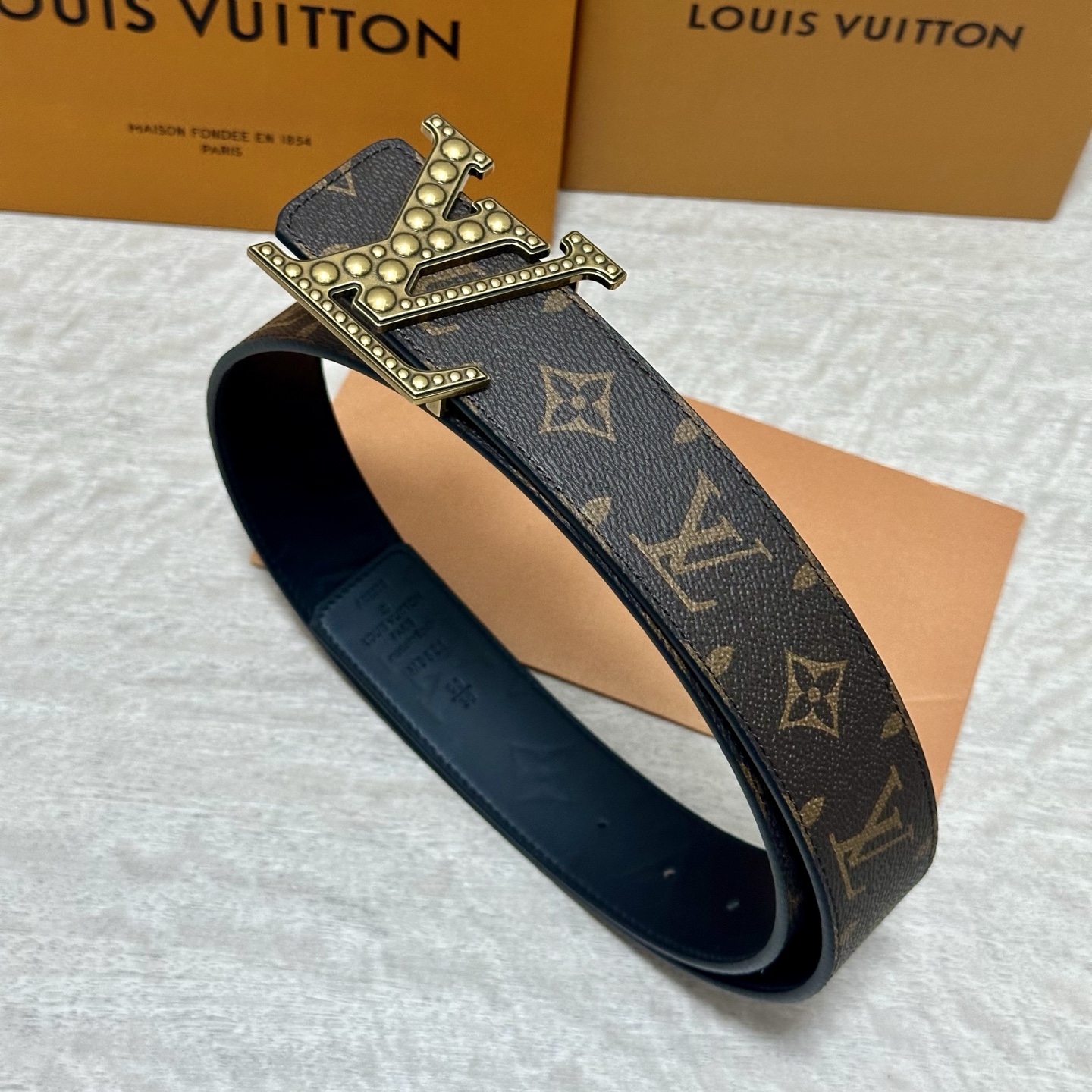 P LV.路易威登 宽40MM双面原版小牛皮 搭配单钌钯电镀扣 完美的手感.油边 出众的设计.风格 高贵