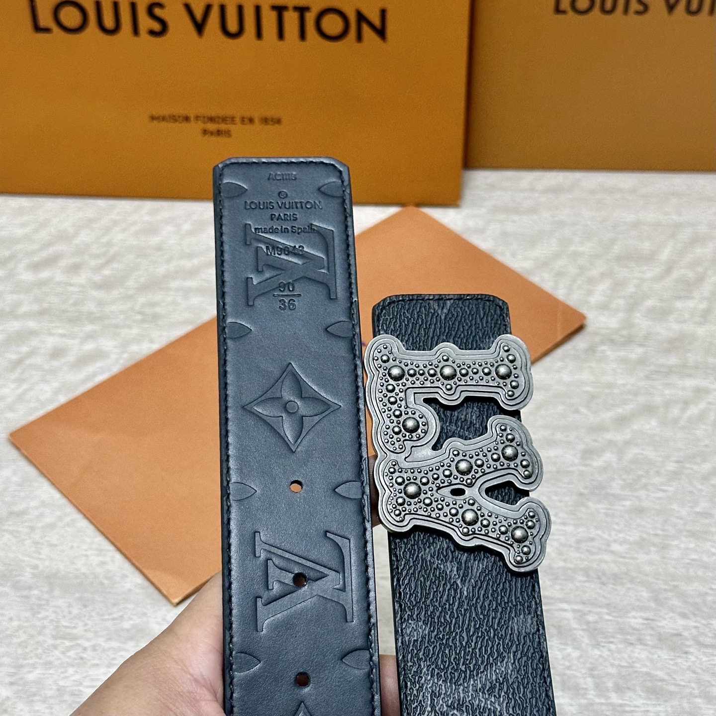 P LV.路易威登 宽40MM双面原版小牛皮 搭配单钌钯电镀扣 完美的手感.油边 出众的设计.风格 高贵