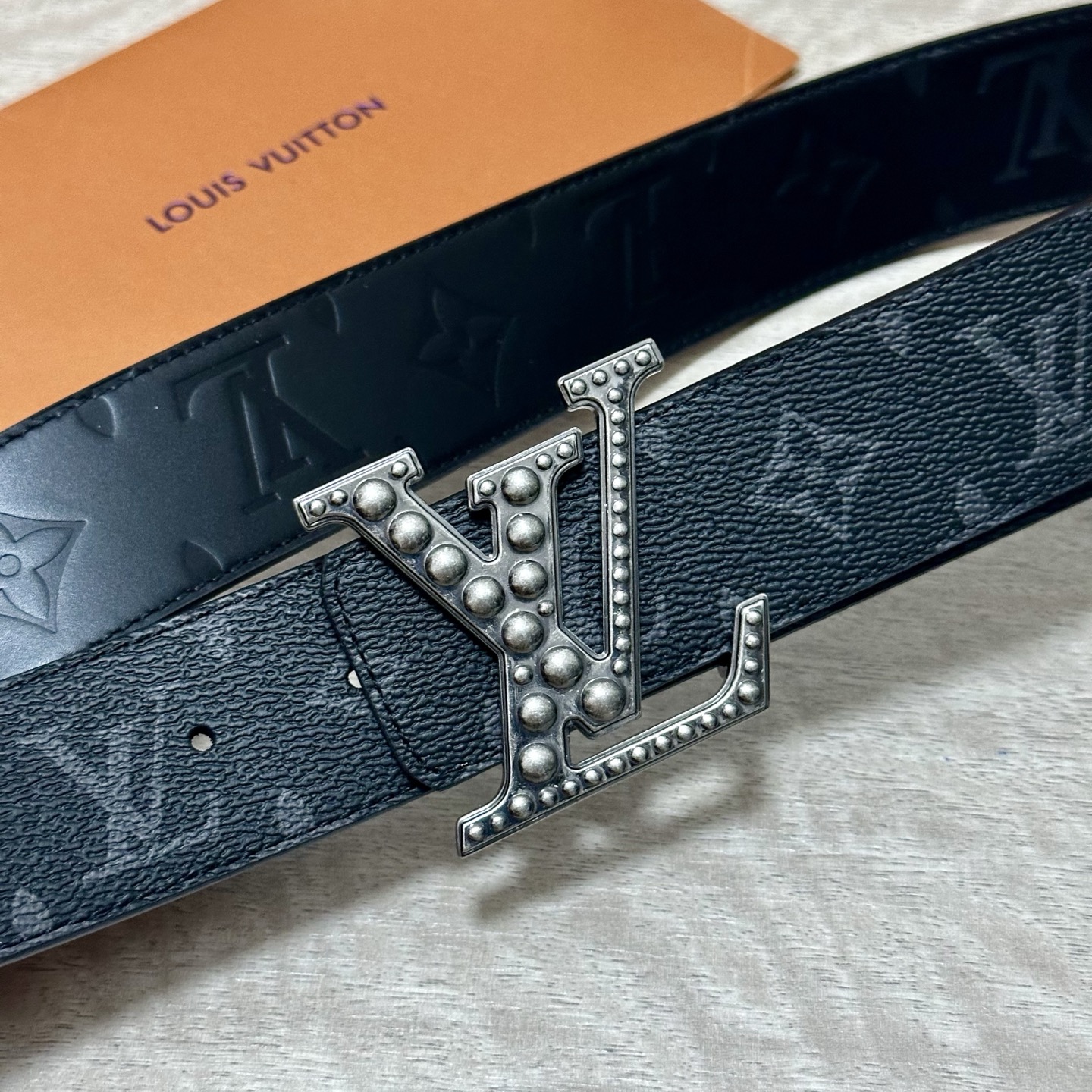 P LV.路易威登 宽40MM双面原版小牛皮 搭配单钌钯电镀扣 完美的手感.油边 出众的设计.风格 高贵