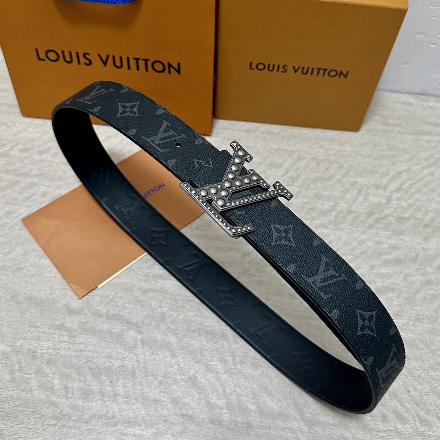 P LV.路易威登 宽40MM双面原版小牛皮 搭配单钌钯电镀扣 完美的手感.油边 出众的设计.风格 高贵