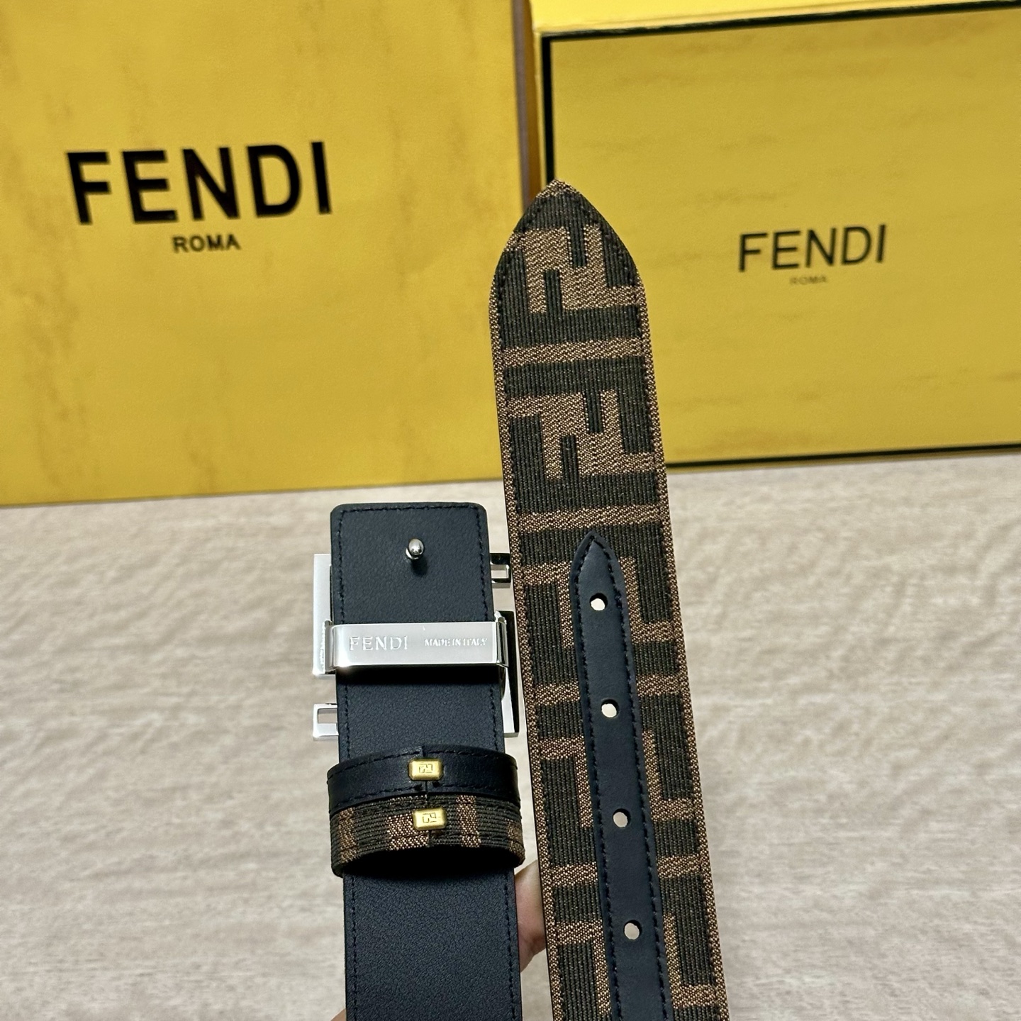 FENDl（芬迪）专柜同款 宽3.8CM 原版定制布料 FF图案布料材质 黑色皮革内衬 单钉镀钯金属配件