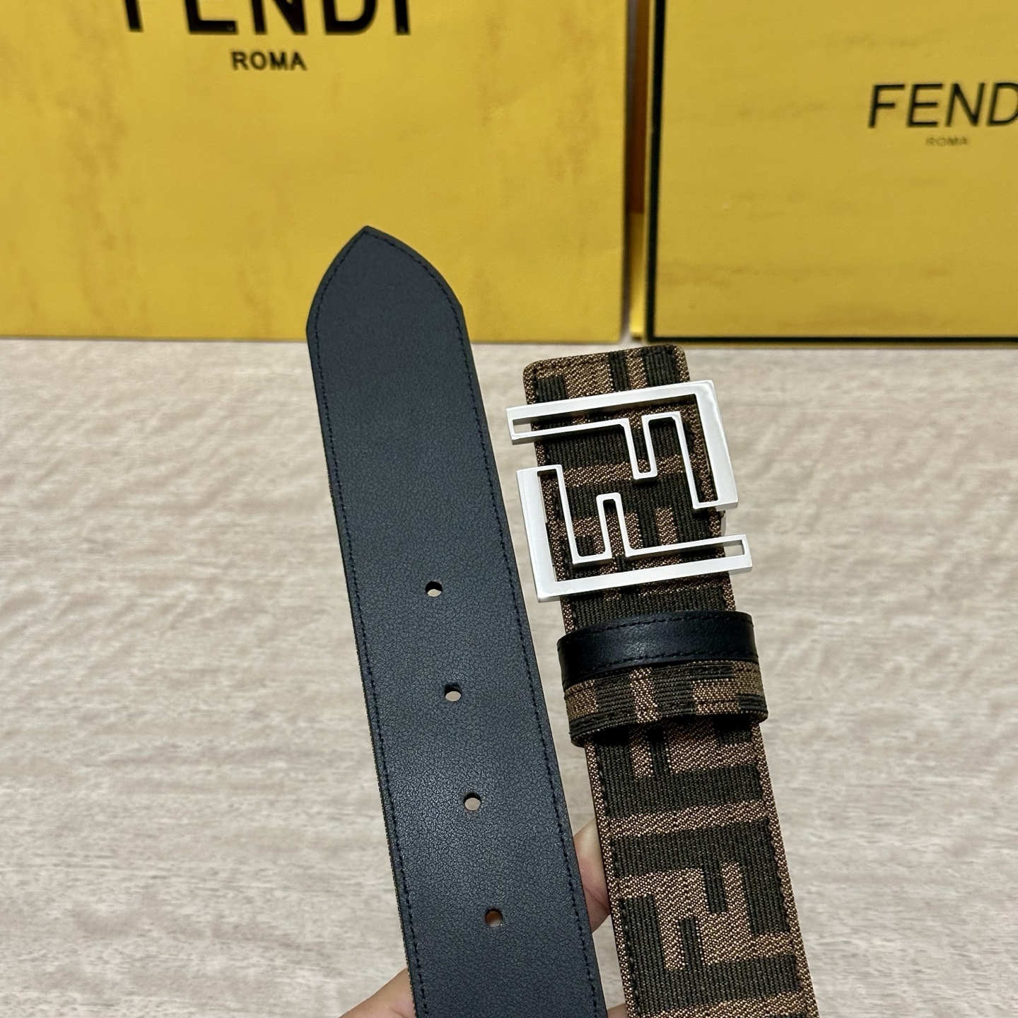 FENDl（芬迪）专柜同款 宽3.8CM 原版定制布料 FF图案布料材质 黑色皮革内衬 单钉镀钯金属配件