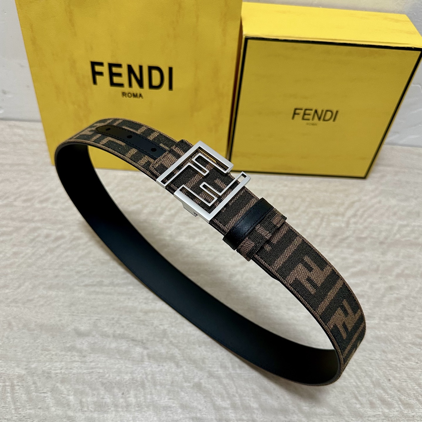 FENDl（芬迪）专柜同款 宽3.8CM 原版定制布料 FF图案布料材质 黑色皮革内衬 单钉镀钯金属配件
