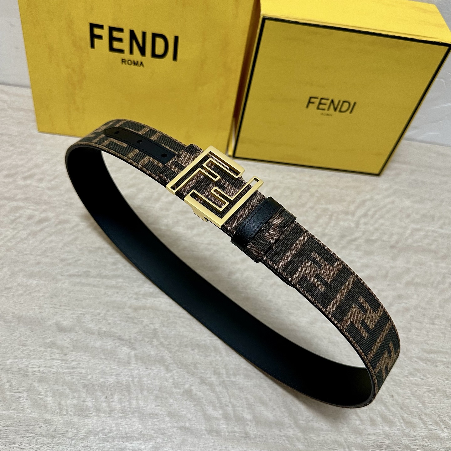 FENDl（芬迪）专柜同款 宽3.8CM 原版定制布料 FF图案布料材质 黑色皮革内衬 单钉镀钯金属配件