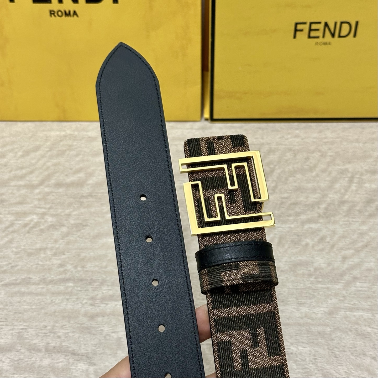 FENDl（芬迪）专柜同款 宽3.8CM 原版定制布料 FF图案布料材质 黑色皮革内衬 单钉镀钯金属配件