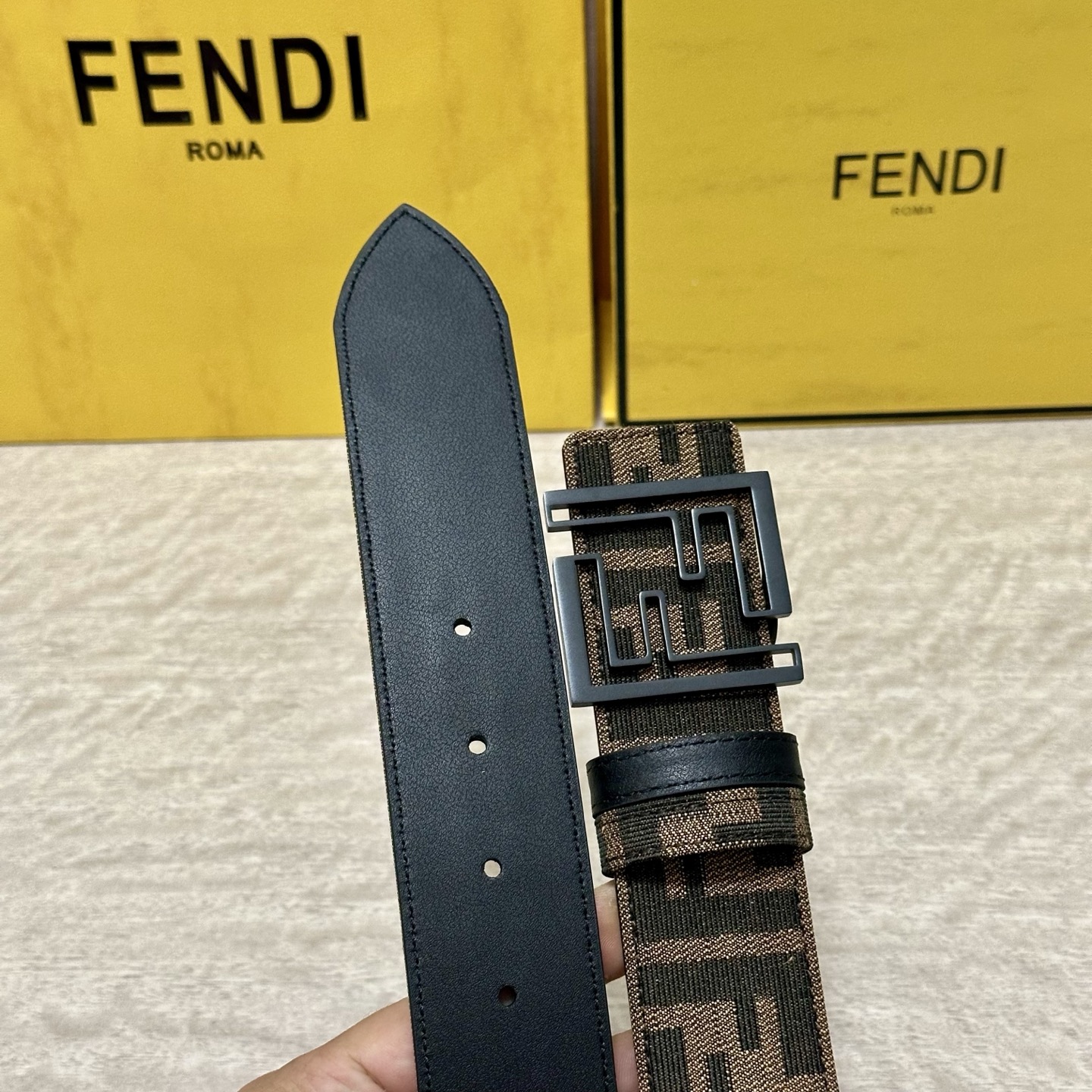 FENDl（芬迪）专柜同款 宽3.8CM 原版定制布料 FF图案布料材质 黑色皮革内衬 单钉镀钯金属配件