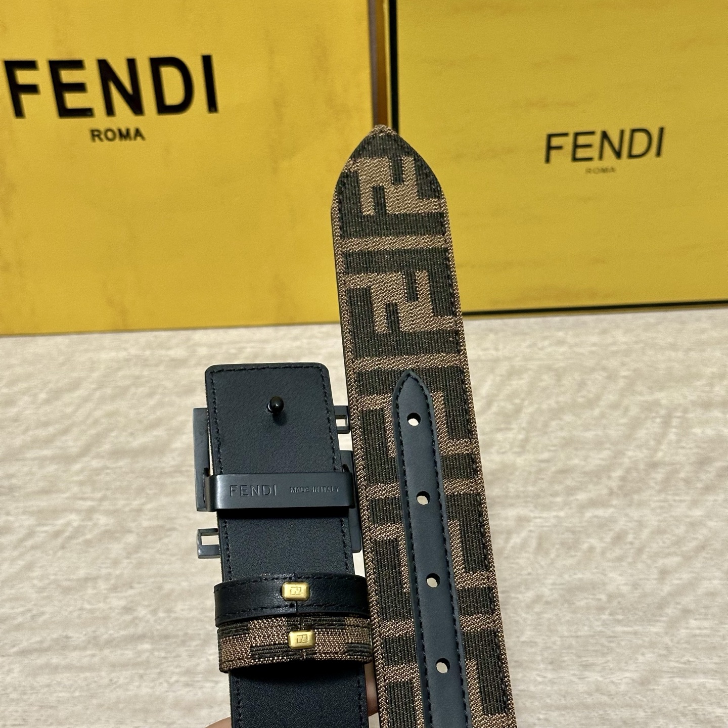 FENDl（芬迪）专柜同款 宽3.8CM 原版定制布料 FF图案布料材质 黑色皮革内衬 单钉镀钯金属配件