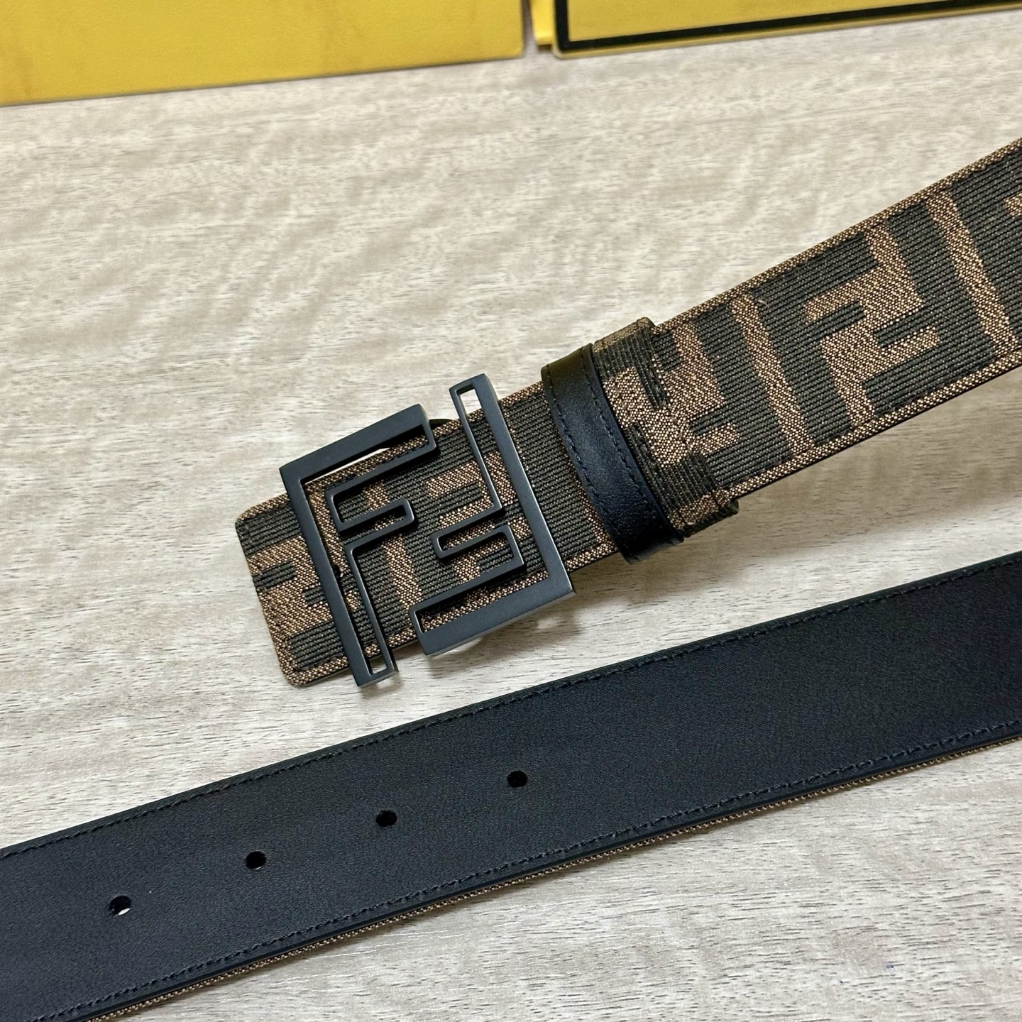 FENDl（芬迪）专柜同款 宽3.8CM 原版定制布料 FF图案布料材质 黑色皮革内衬 单钉镀钯金属配件