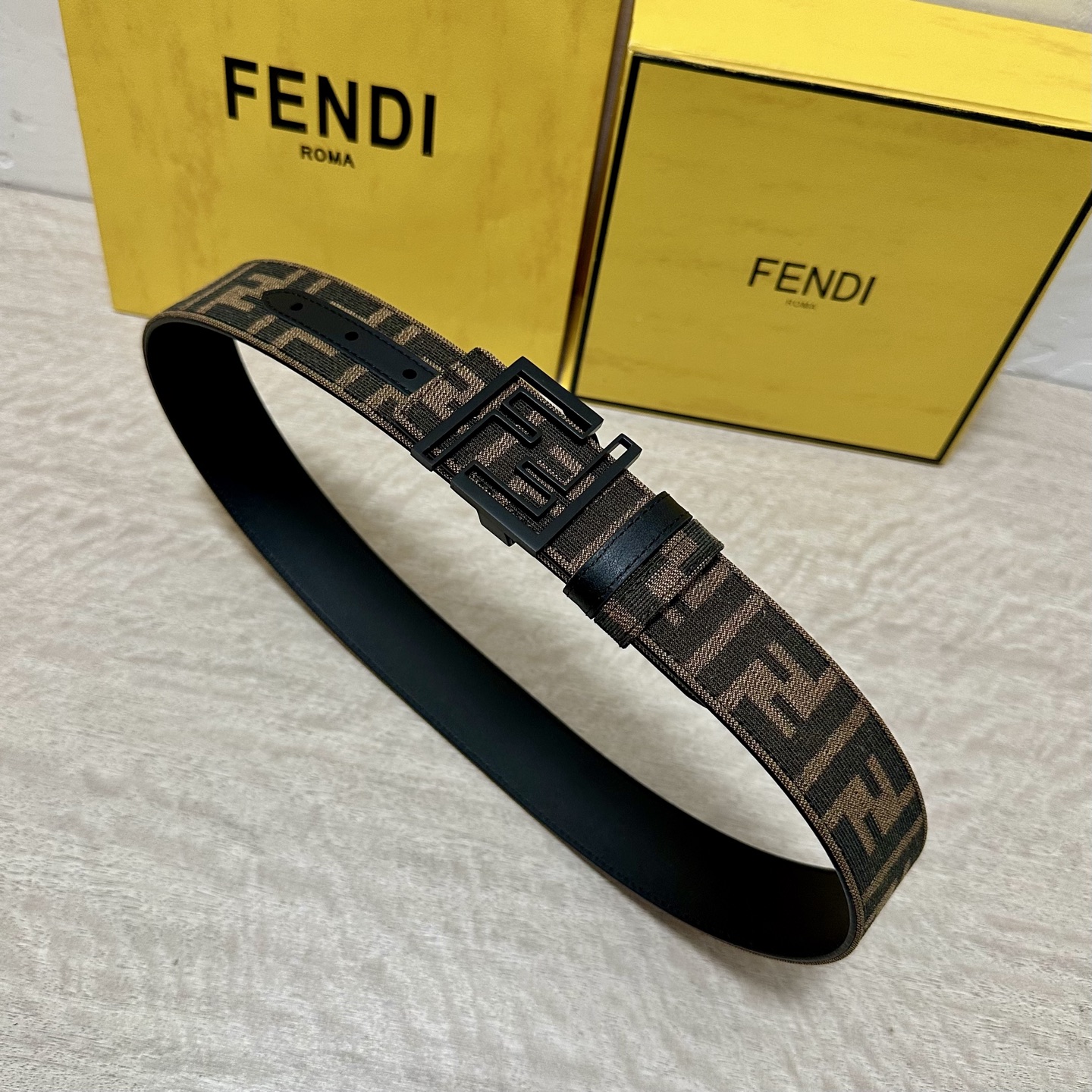 FENDl（芬迪）专柜同款 宽3.8CM 原版定制布料 FF图案布料材质 黑色皮革内衬 单钉镀钯金属配件