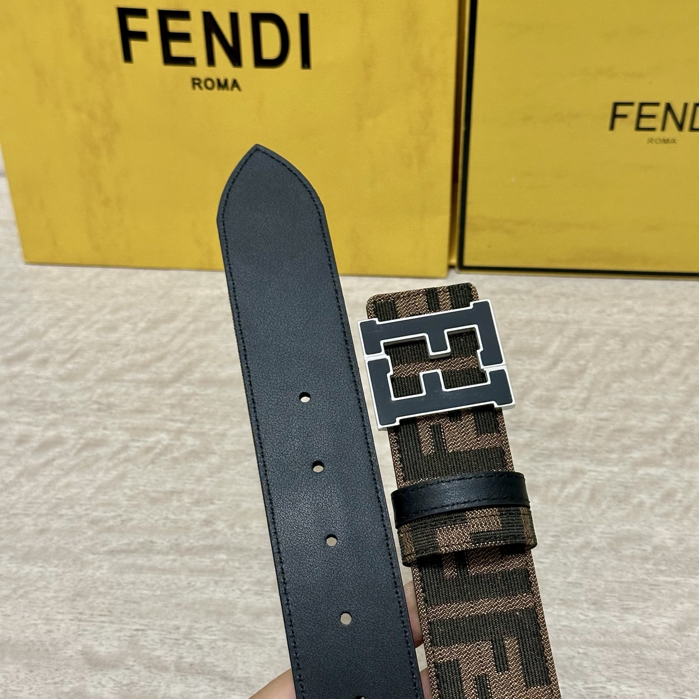 FENDl（芬迪）专柜同款 宽3.8CM 原版定制布料 FF图案布料材质 黑色皮革内衬 单钉镀钯金属配件