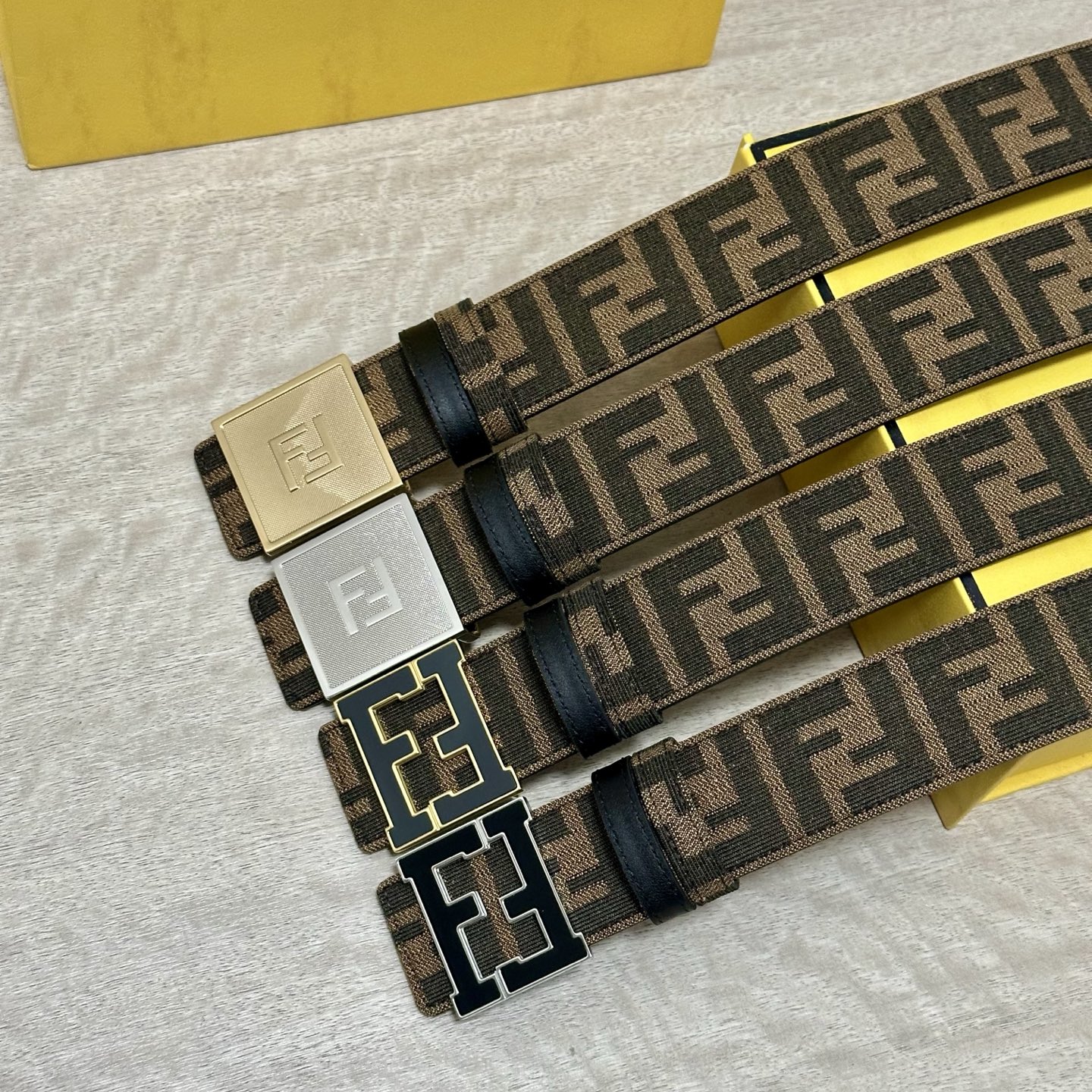 FENDl（芬迪）专柜同款 宽3.8CM 原版定制布料 FF图案布料材质 黑色皮革内衬 单钉镀钯金属配件