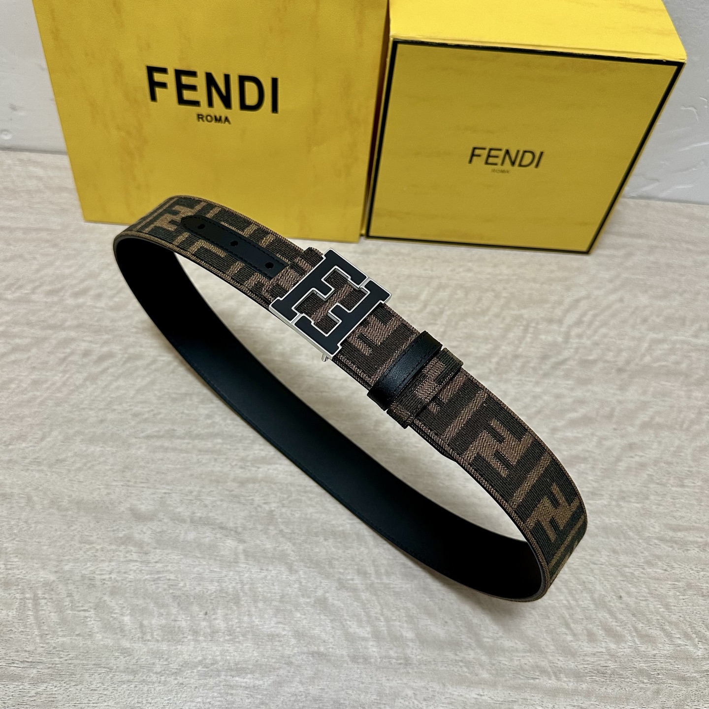 FENDl（芬迪）专柜同款 宽3.8CM 原版定制布料 FF图案布料材质 黑色皮革内衬 单钉镀钯金属配件