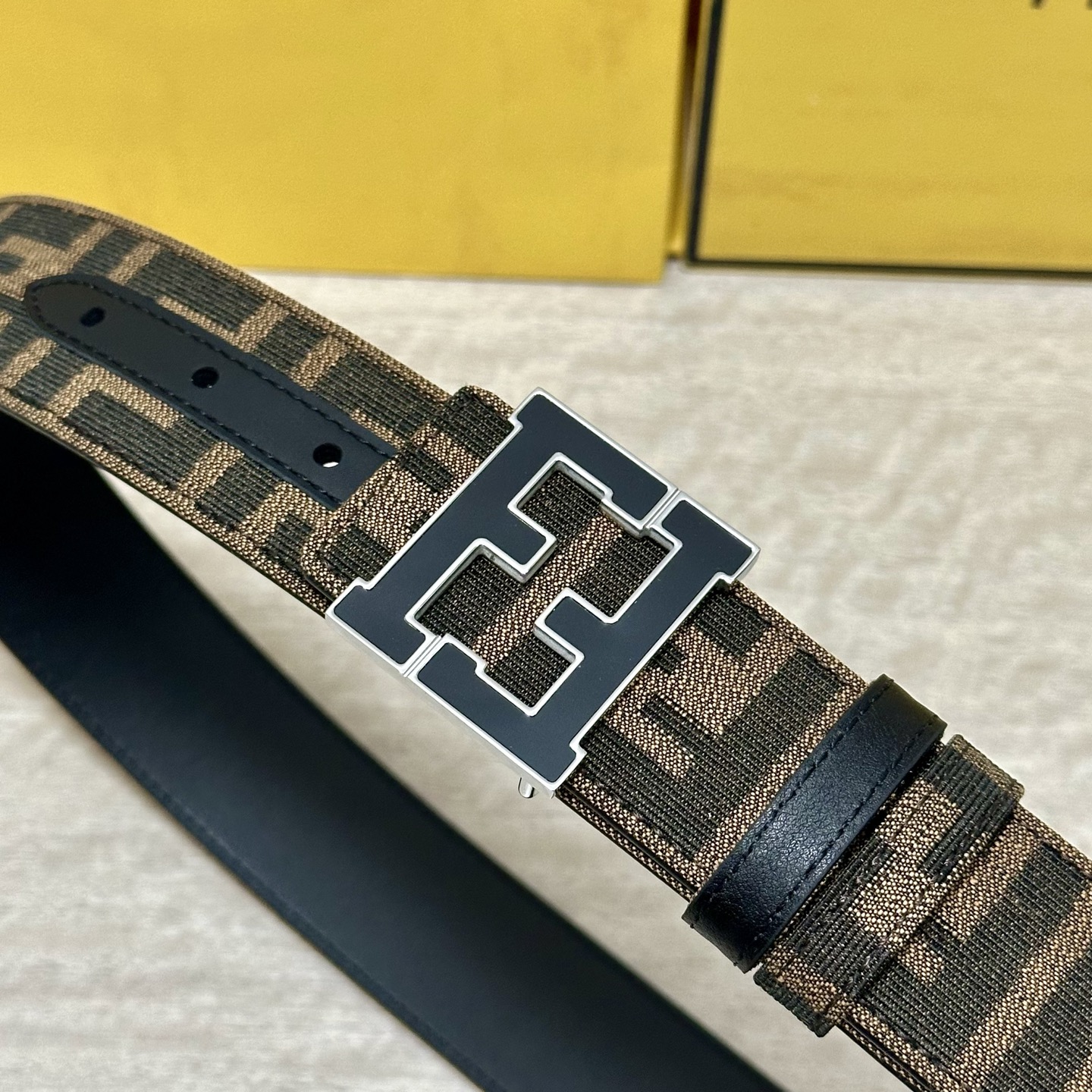 FENDl（芬迪）专柜同款 宽3.8CM 原版定制布料 FF图案布料材质 黑色皮革内衬 单钉镀钯金属配件