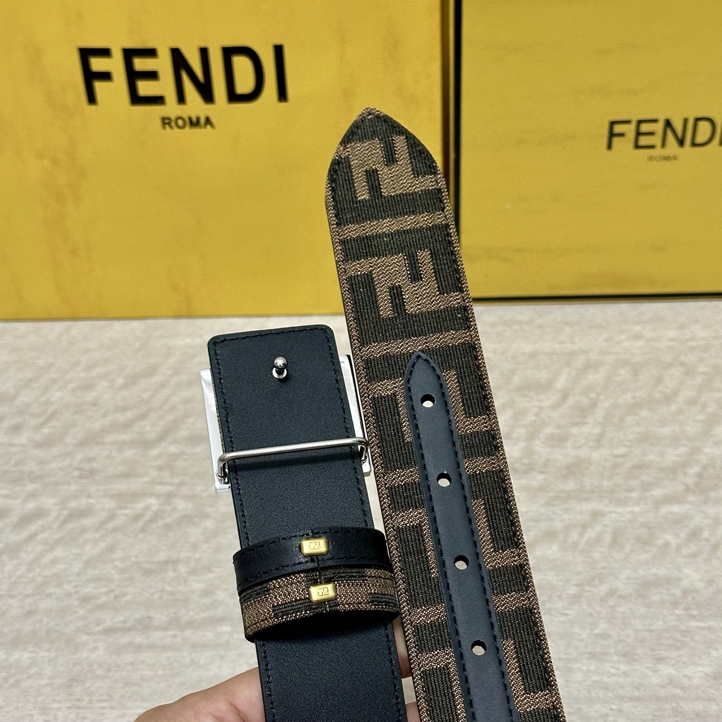 FENDl（芬迪）专柜同款 宽3.8CM 原版定制布料 FF图案布料材质 黑色皮革内衬 单钉镀钯金属配件