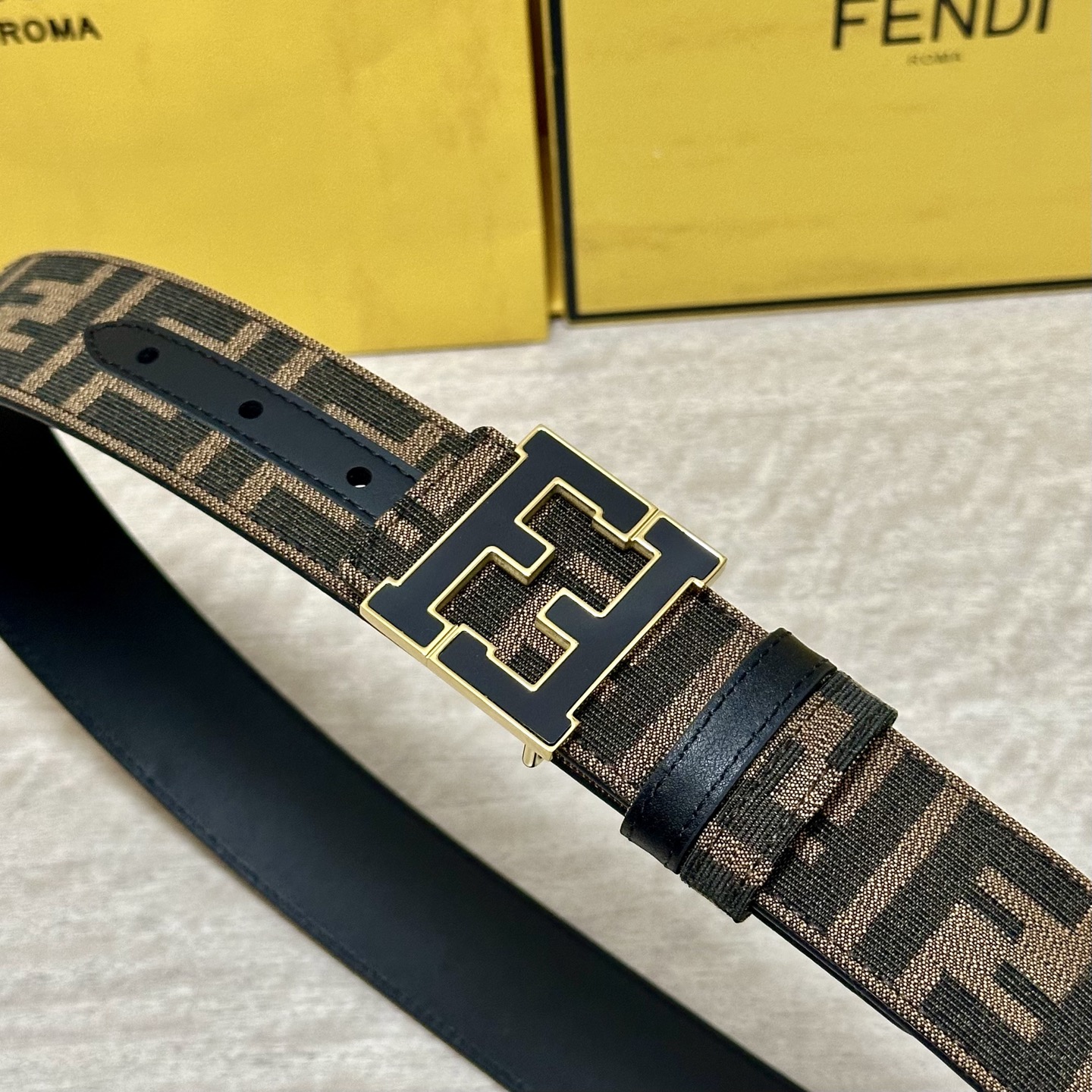FENDl（芬迪）专柜同款 宽3.8CM 原版定制布料 FF图案布料材质 黑色皮革内衬 单钉镀钯金属配件