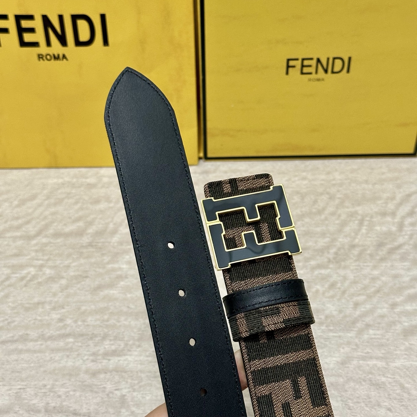 FENDl（芬迪）专柜同款 宽3.8CM 原版定制布料 FF图案布料材质 黑色皮革内衬 单钉镀钯金属配件