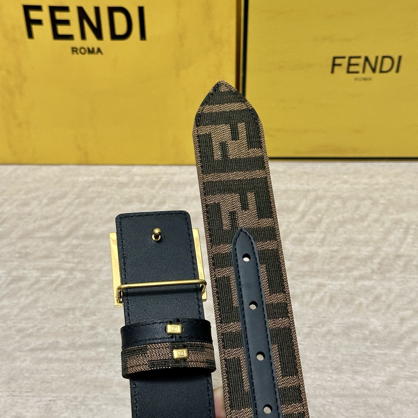 FENDl（芬迪）专柜同款 宽3.8CM 原版定制布料 FF图案布料材质 黑色皮革内衬 单钉镀钯金属配件