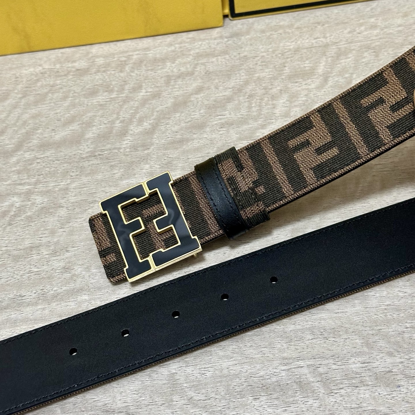 FENDl（芬迪）专柜同款 宽3.8CM 原版定制布料 FF图案布料材质 黑色皮革内衬 单钉镀钯金属配件