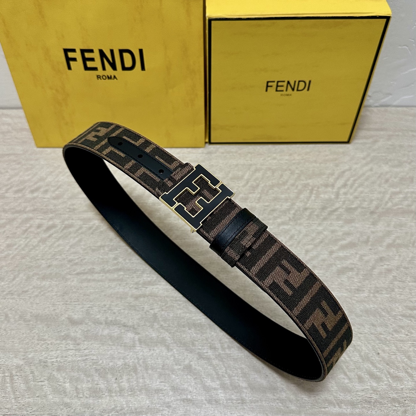 FENDl（芬迪）专柜同款 宽3.8CM 原版定制布料 FF图案布料材质 黑色皮革内衬 单钉镀钯金属配件
