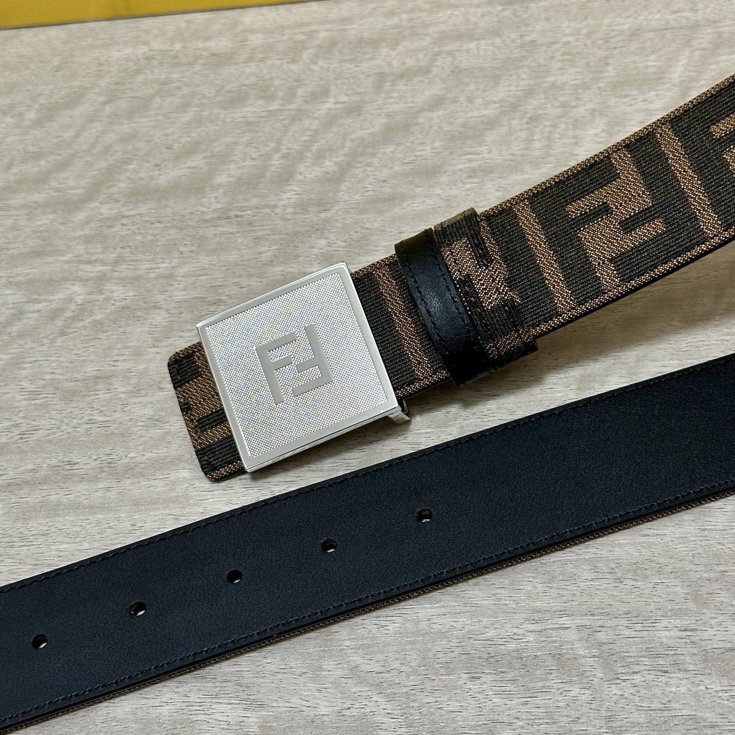 FENDl（芬迪）专柜同款 宽3.8CM 原版定制布料 FF图案布料材质 黑色皮革内衬 单钉镀钯金属配件