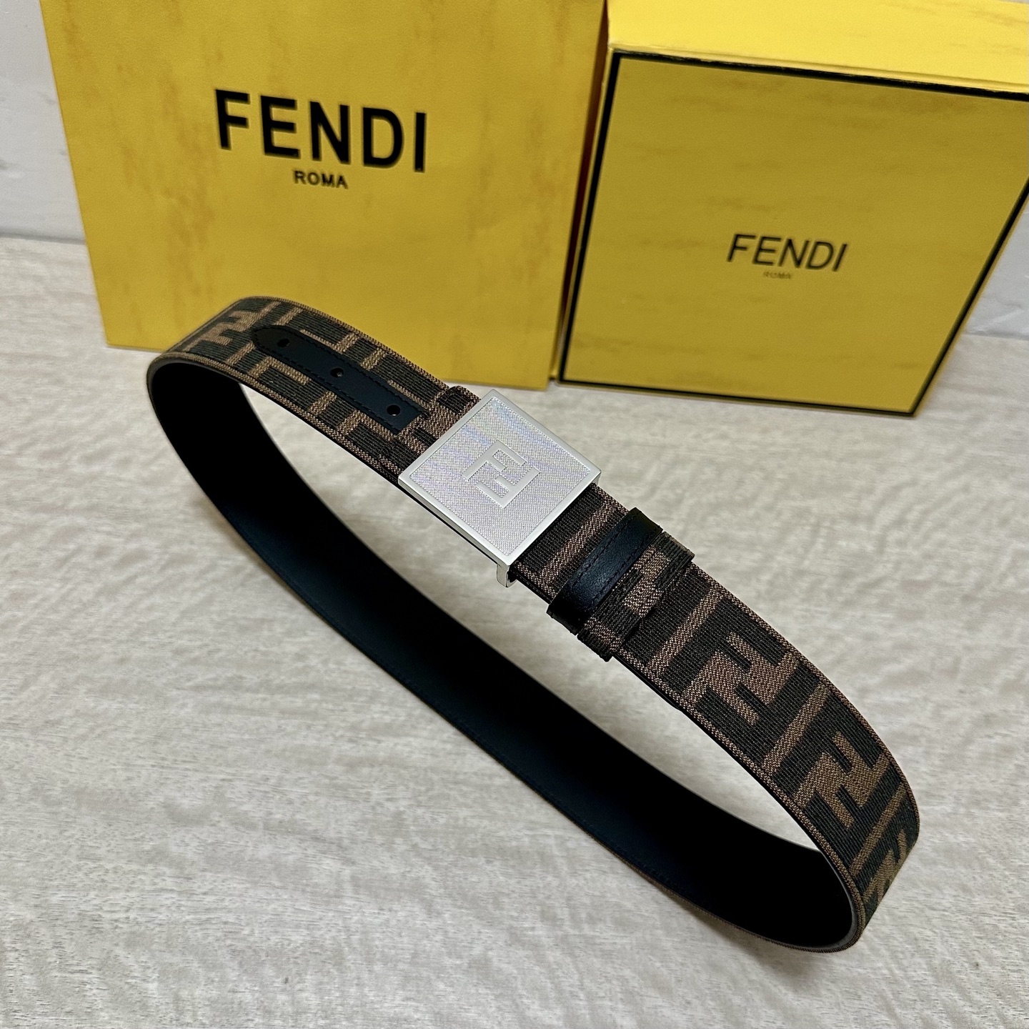 FENDl（芬迪）专柜同款 宽3.8CM 原版定制布料 FF图案布料材质 黑色皮革内衬 单钉镀钯金属配件