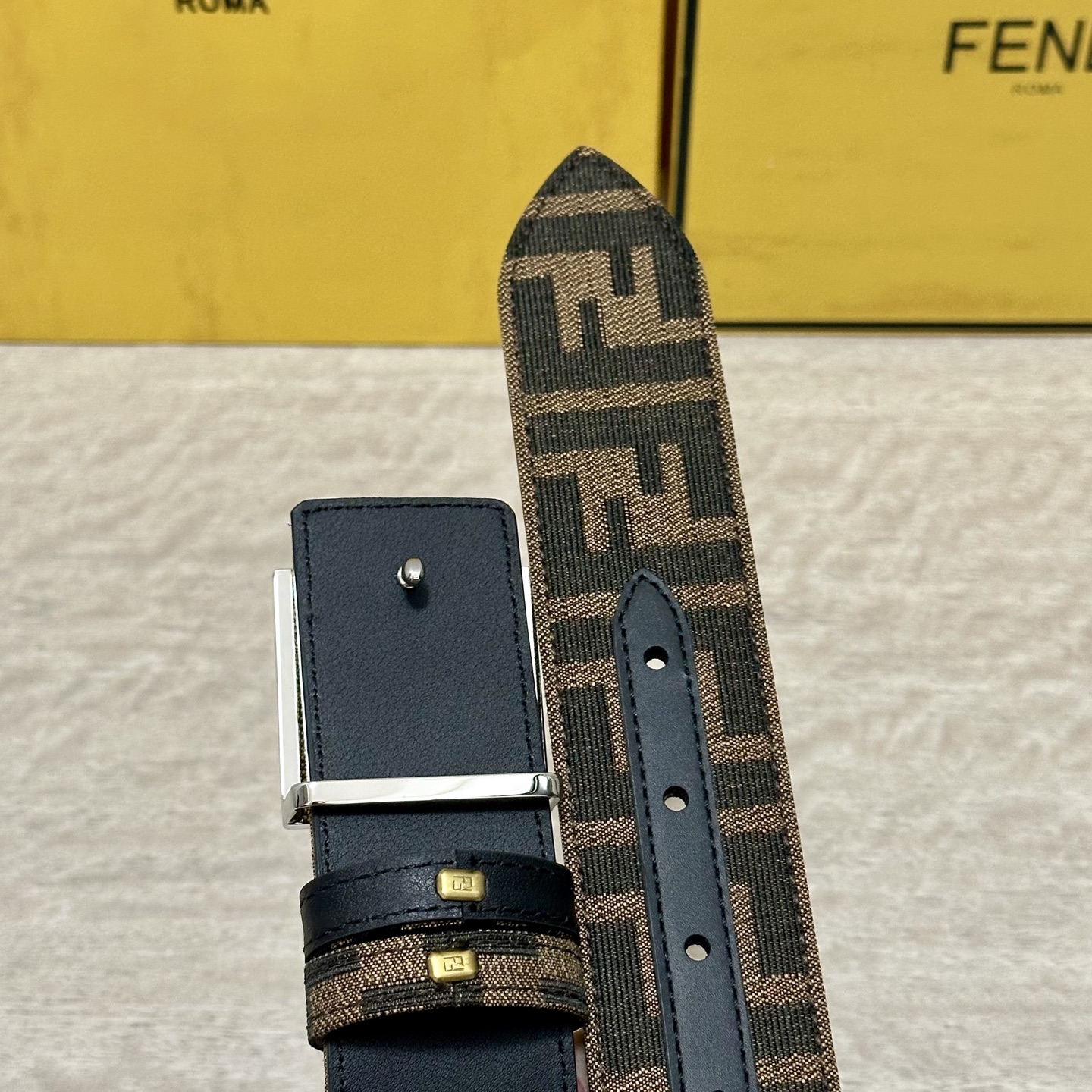 FENDl（芬迪）专柜同款 宽3.8CM 原版定制布料 FF图案布料材质 黑色皮革内衬 单钉镀钯金属配件