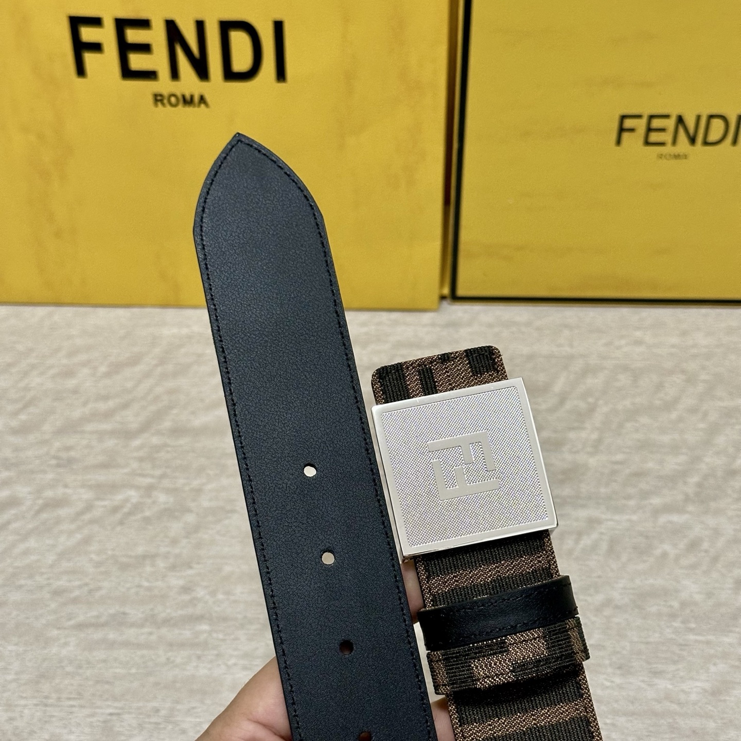 FENDl（芬迪）专柜同款 宽3.8CM 原版定制布料 FF图案布料材质 黑色皮革内衬 单钉镀钯金属配件