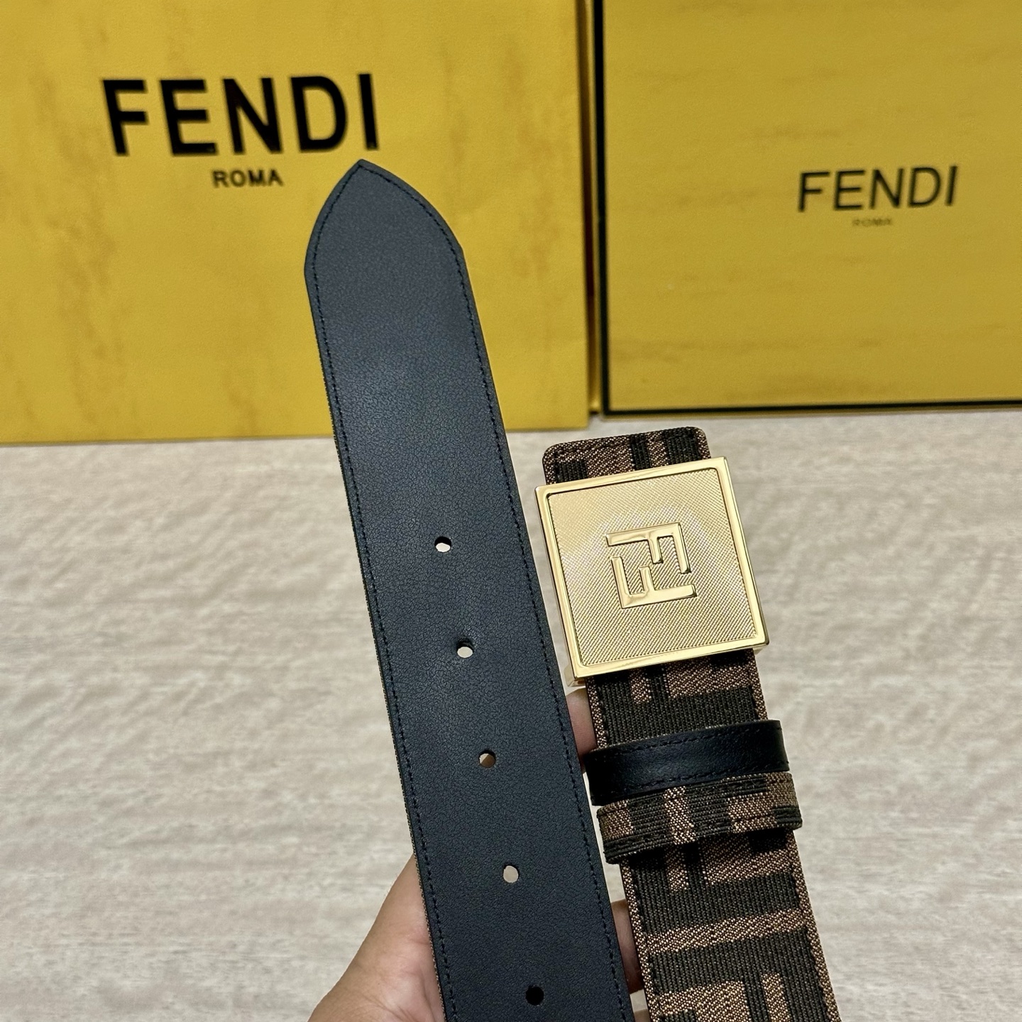 FENDl（芬迪）专柜同款 宽3.8CM 原版定制布料 FF图案布料材质 黑色皮革内衬 单钉镀钯金属配件